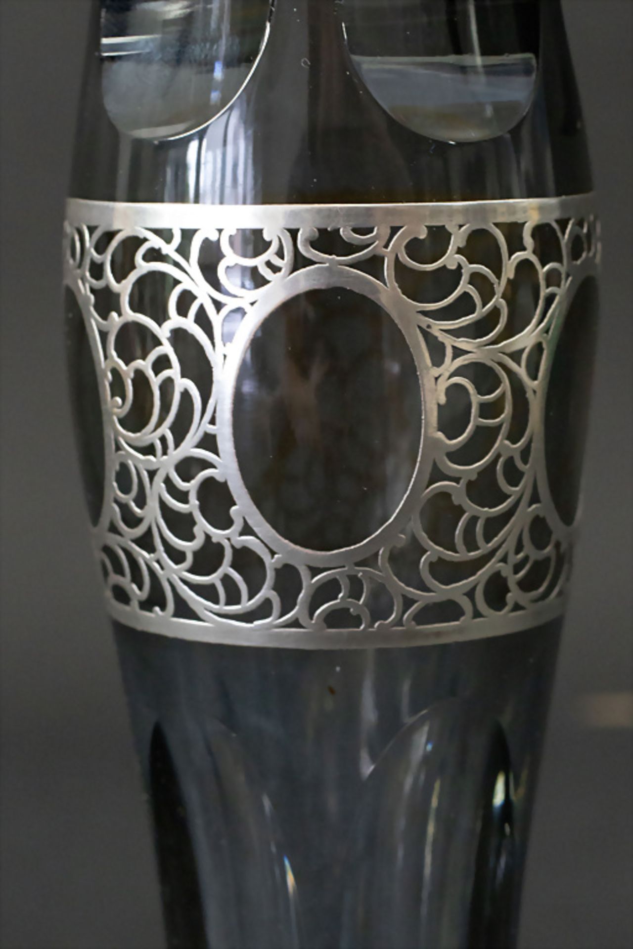 Art Déco Silber Overlay Vase / An Art Deco glass vase with silver overlay, um 1925 - Bild 3 aus 6