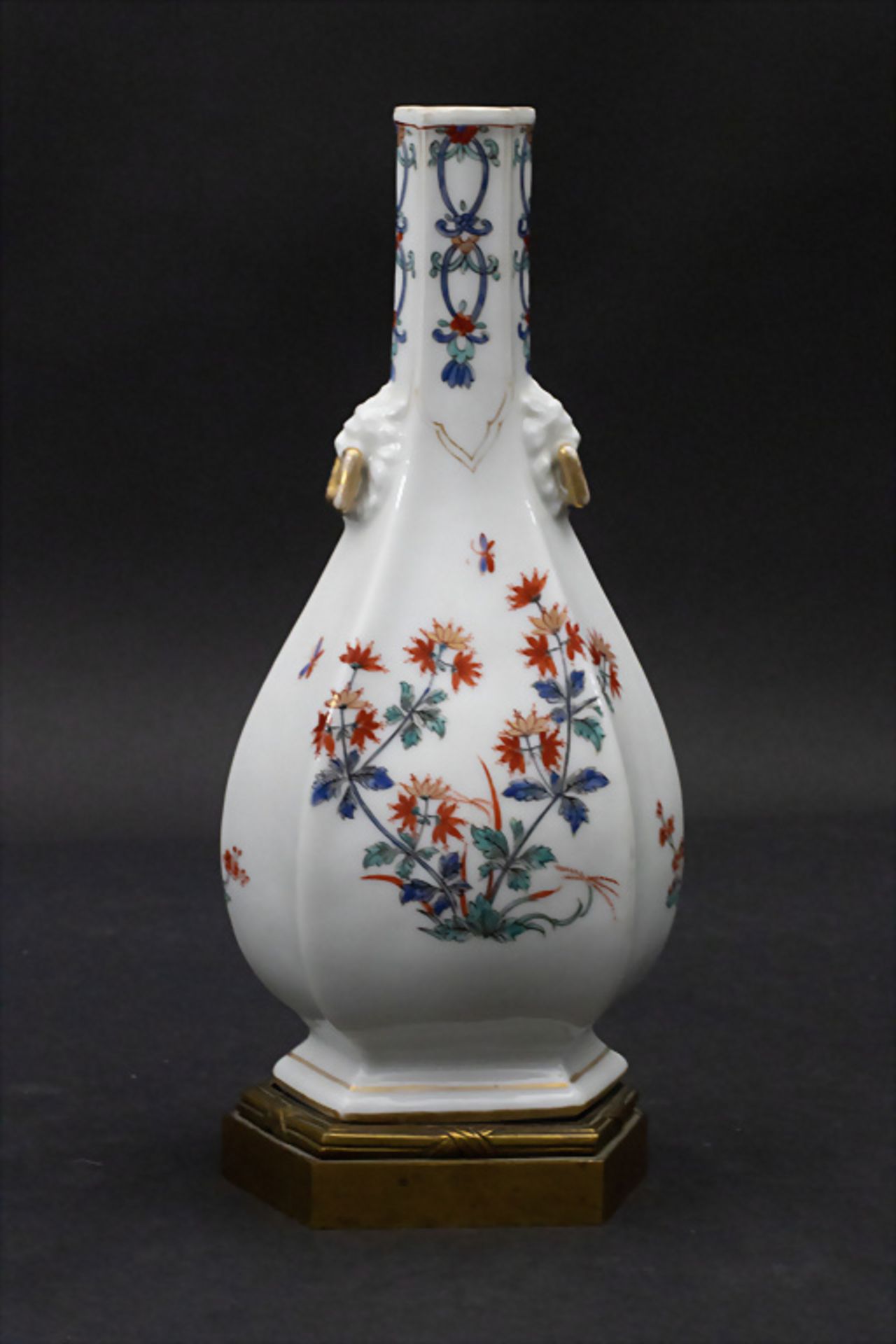 Kakiemon Deckelvasen-Paar / A pair of Kakiemon lidded vases, wohl Meissen oder Chantilly, 18. Jh. - Bild 9 aus 12