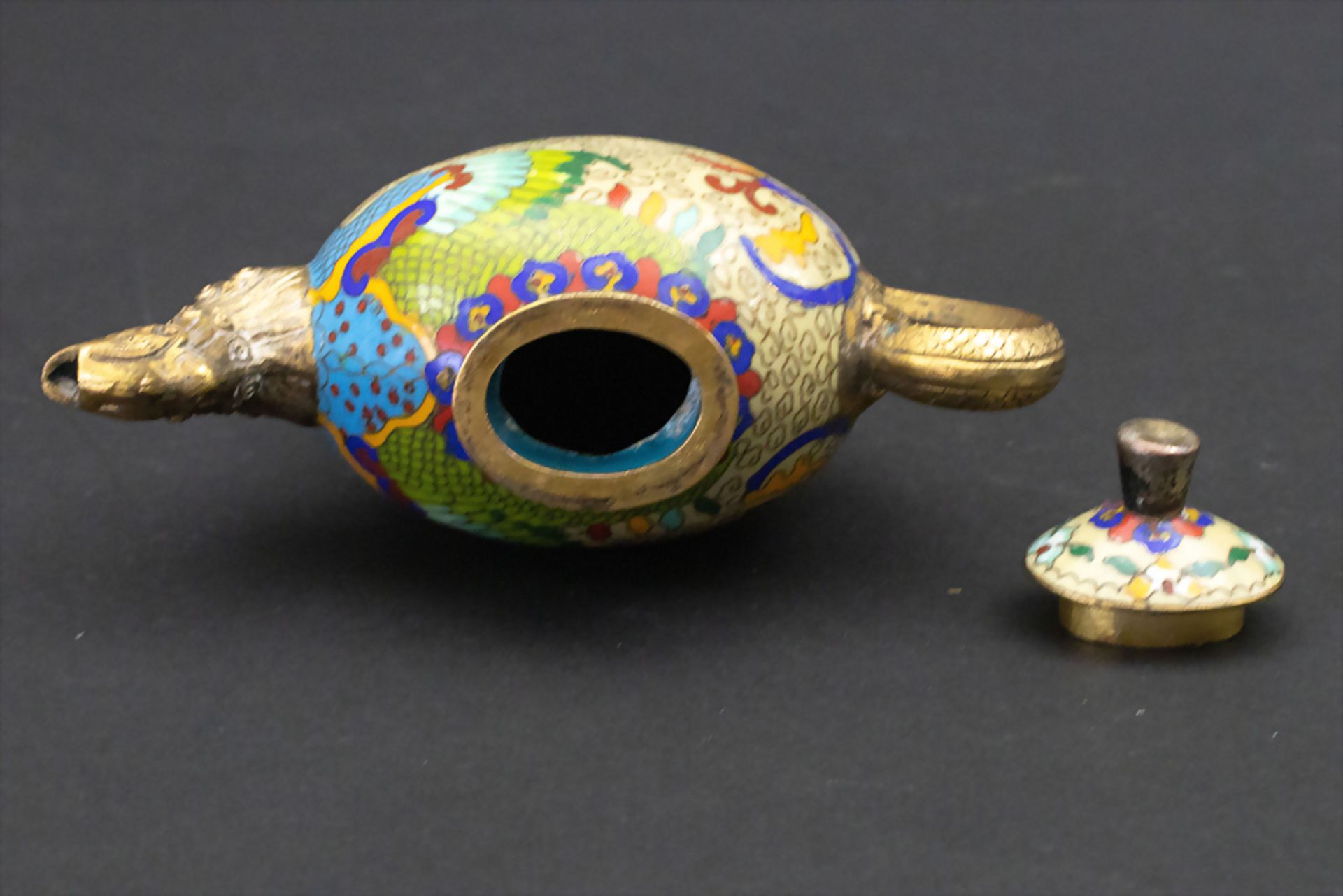 Kleine Cloisonnée-Kanne mit Drachenkopftülle / A small cloisonné pot with dragon spout, wohl China - Image 5 of 5