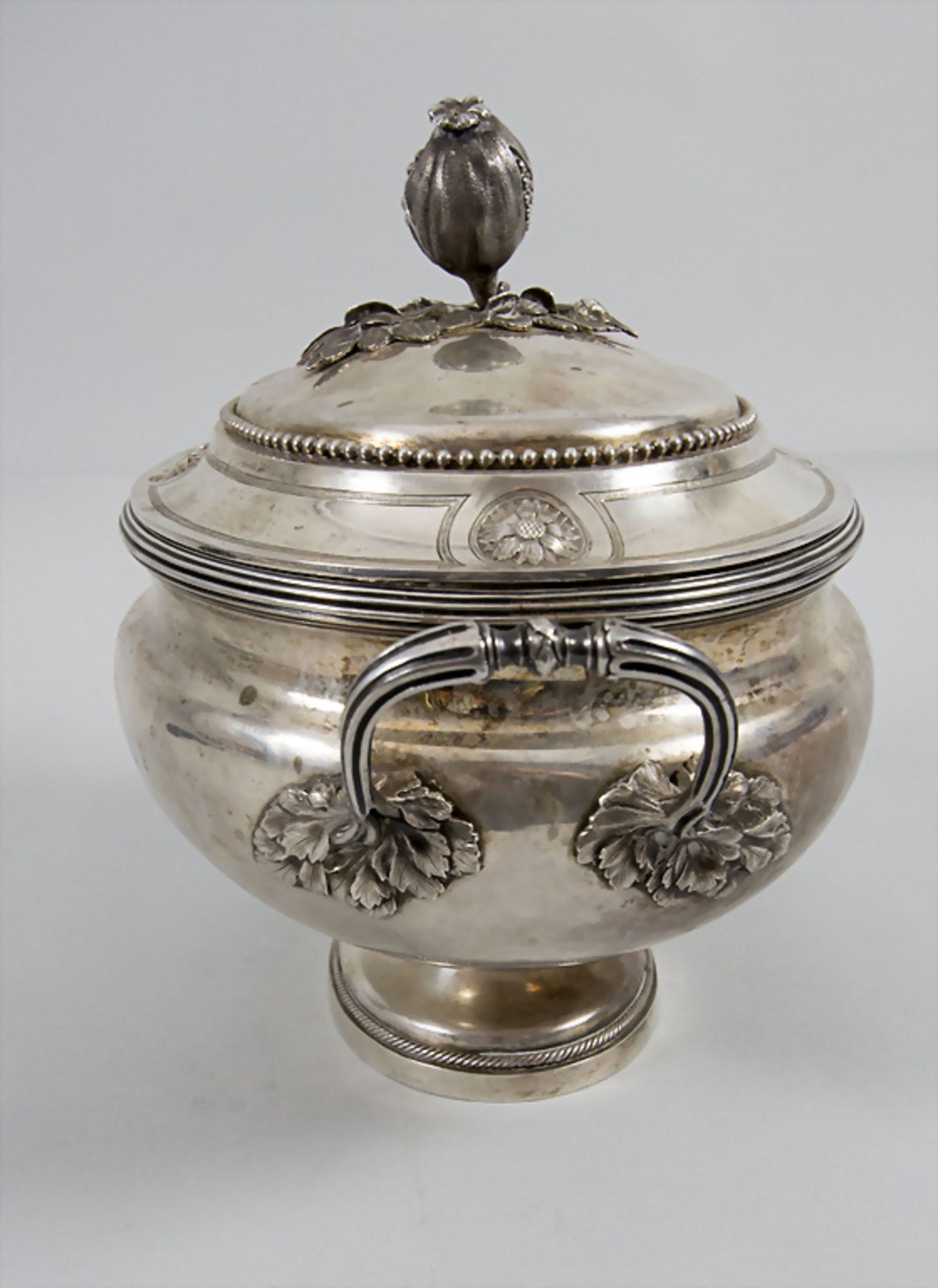 Louis Seize Deckelterrine / A covered silver tureen / Un légumier en argent, Paris, 1784 - Image 4 of 10