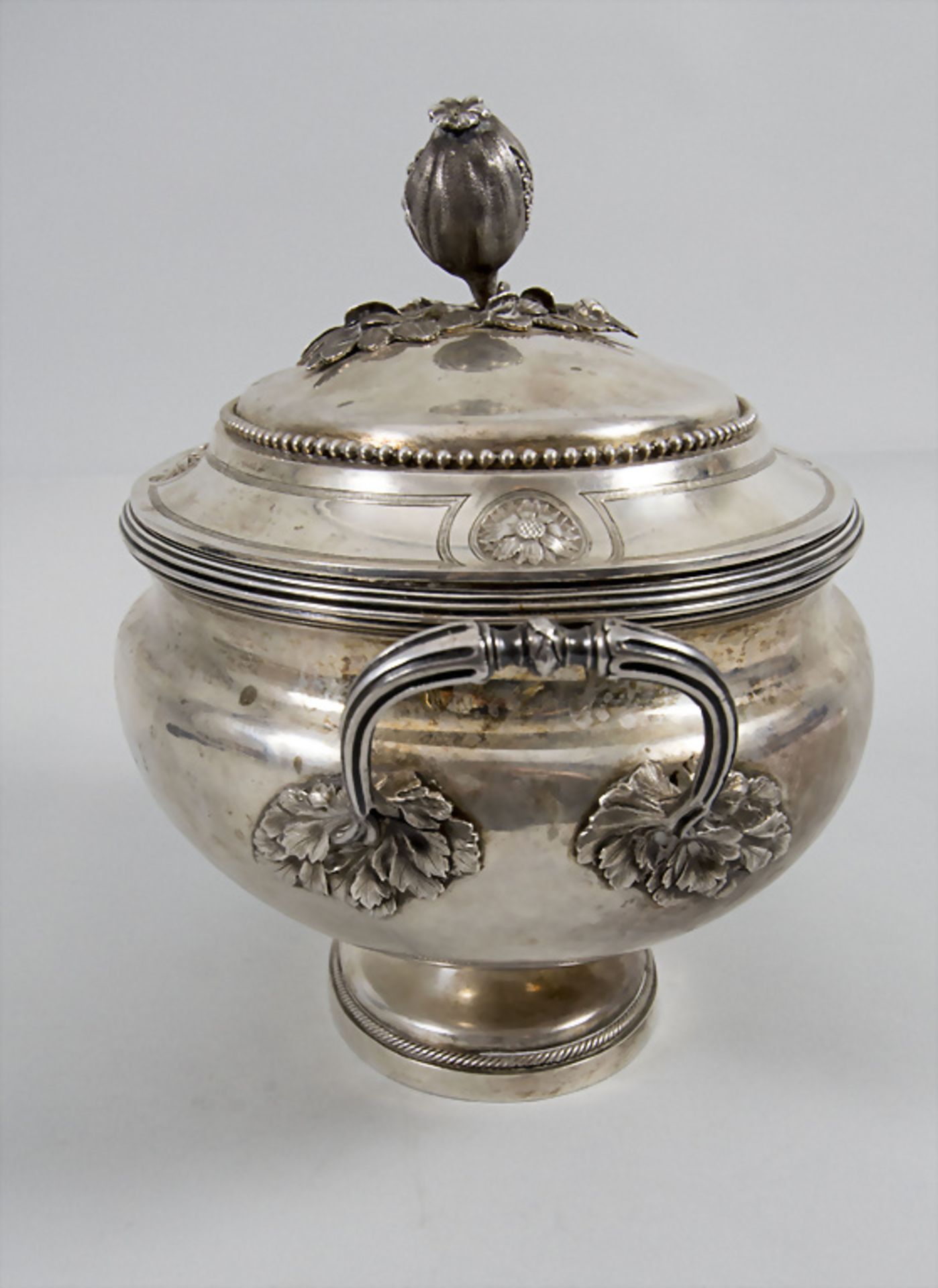 Louis Seize Deckelterrine / A covered silver tureen / Un légumier en argent, Paris, 1784 - Bild 4 aus 10