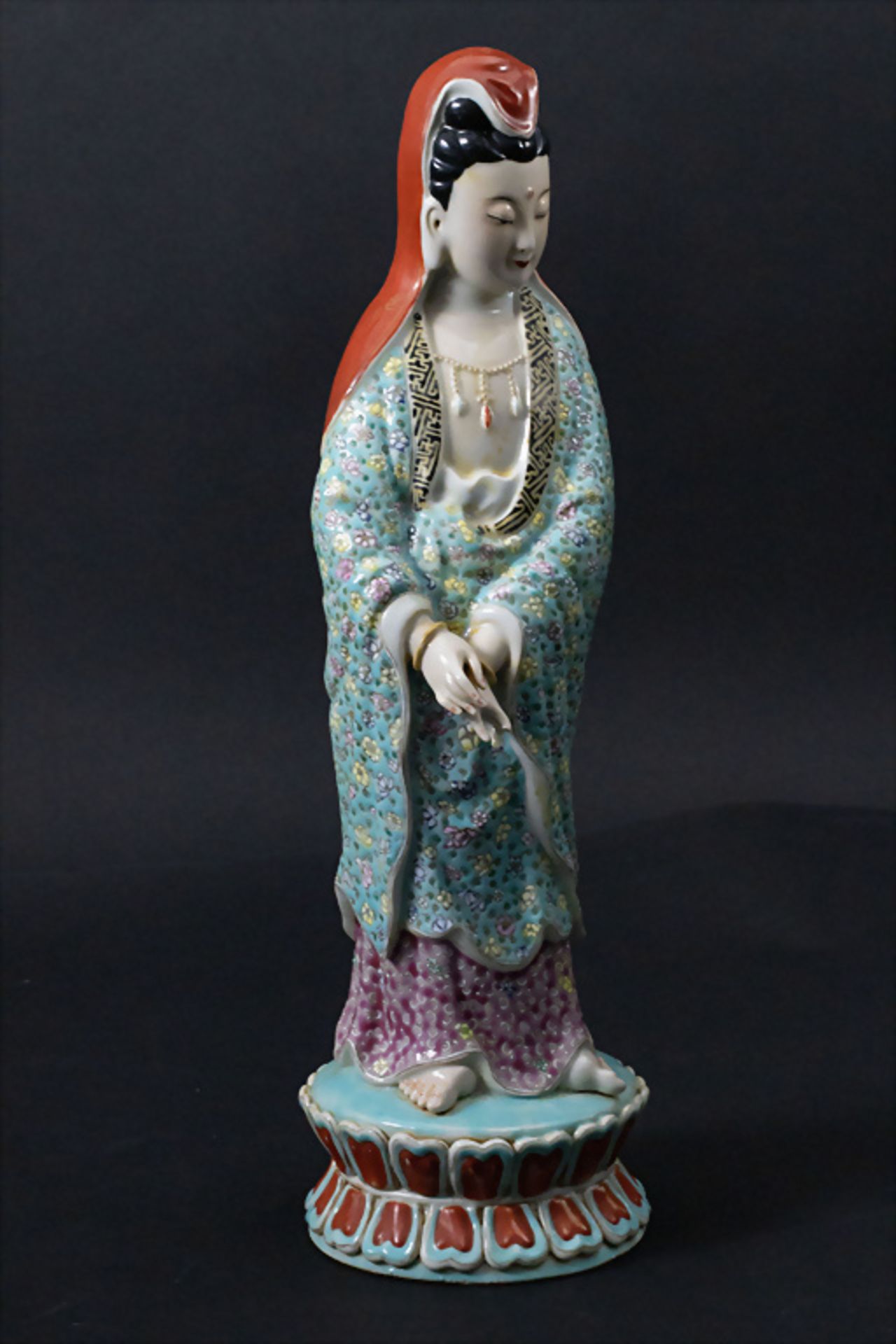 Große Guanyin auf zweireihigem Lotussockel / A grand Guanyin on a lotus pedestal, China, 20. Jh. - Bild 2 aus 7