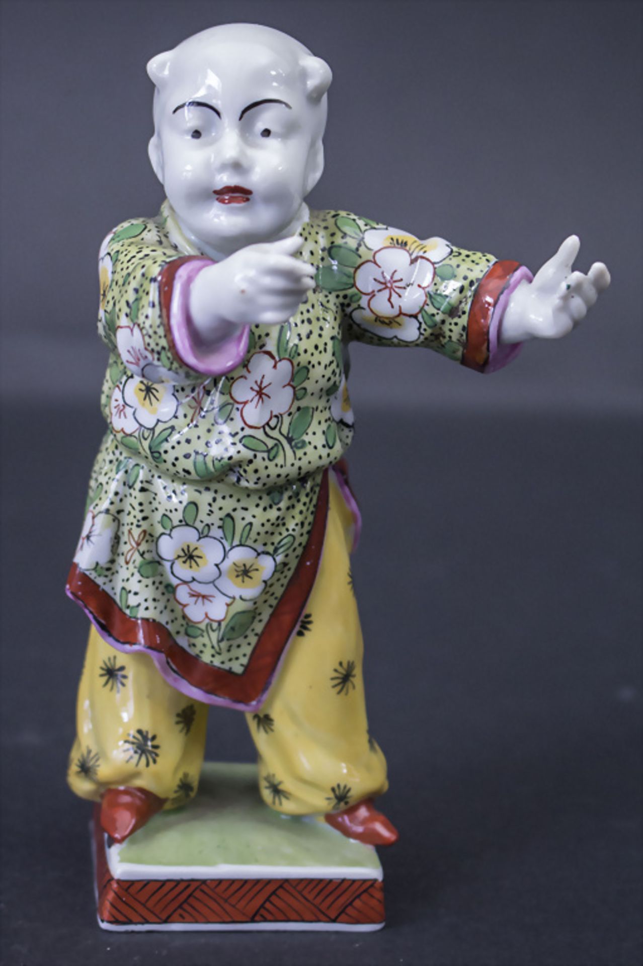 Figur 'Chinese mit Pflaumenblütengewand' / A figure of a Chinese with plumblossom print ...