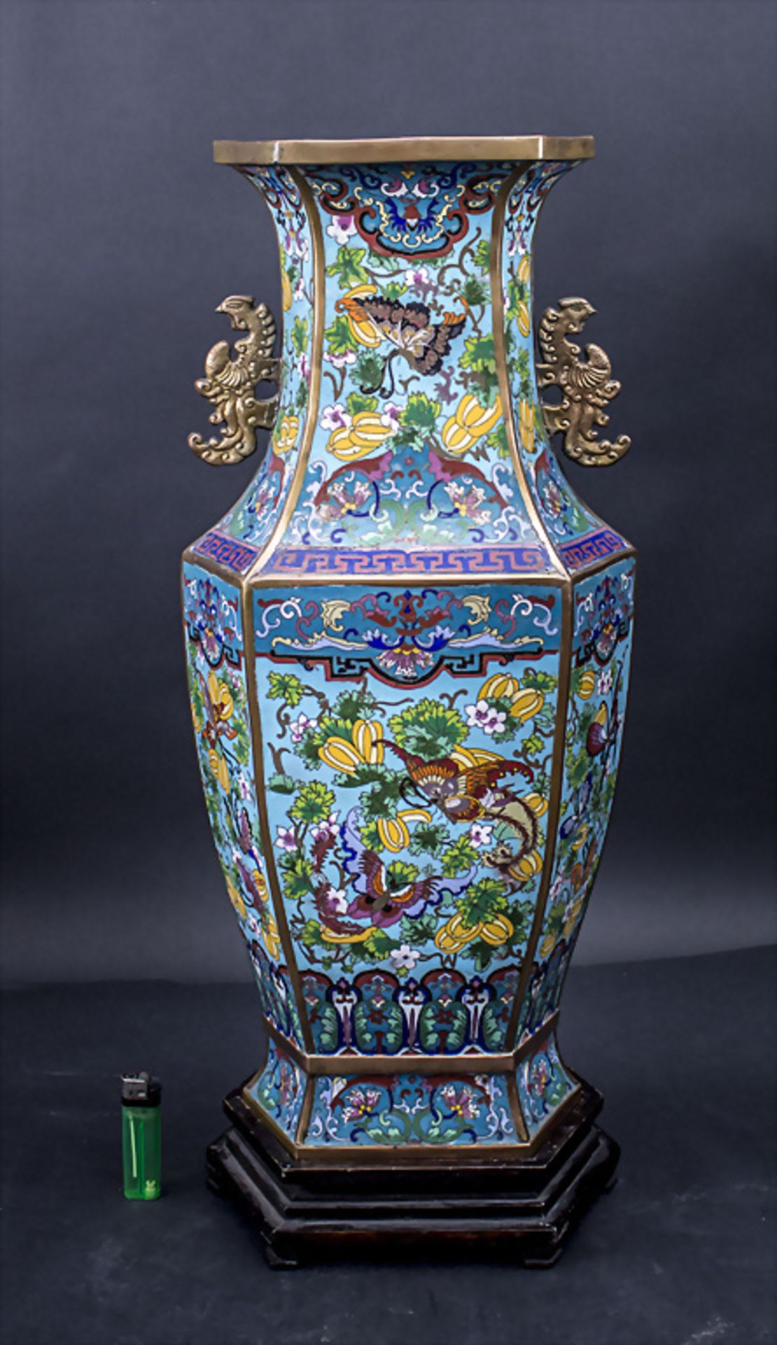 Cloisonné-Vase mit Schmetterlingsdekor / A cloisonné vase with butterfly decor, China, Qing ...