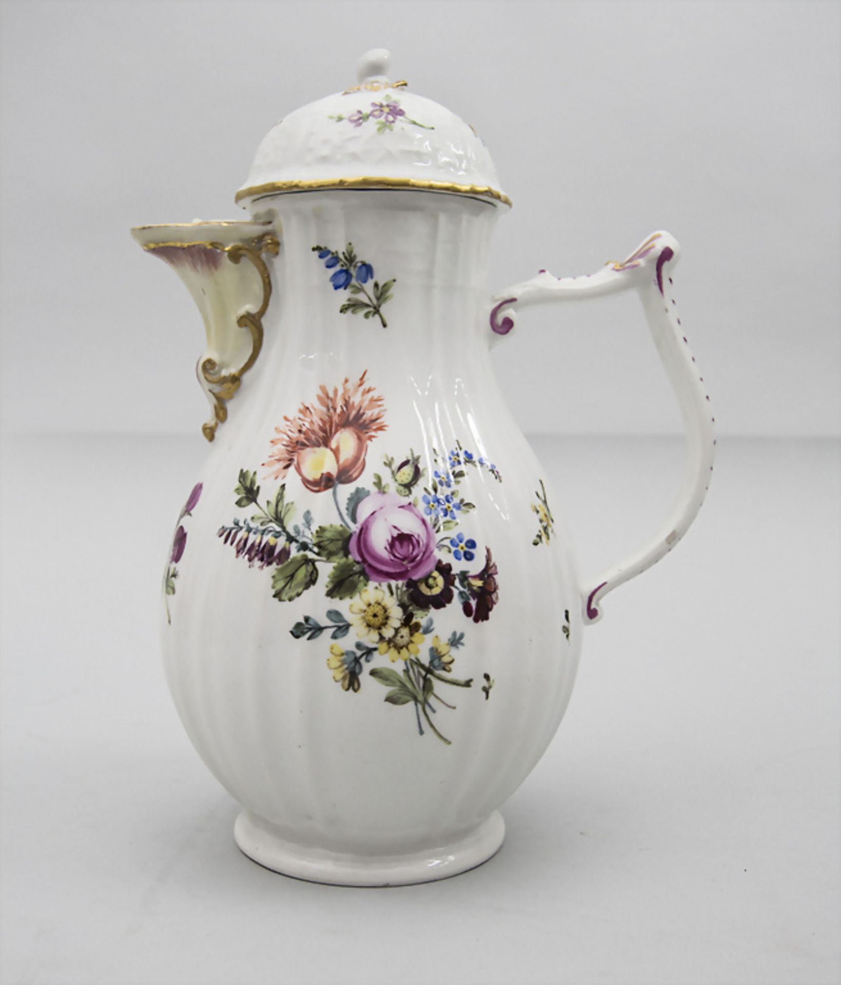 Kaffeekanne mit Blumenbouquets / A coffee pot with flower bouquets, Meissen, Punktzeit (1763-1774)