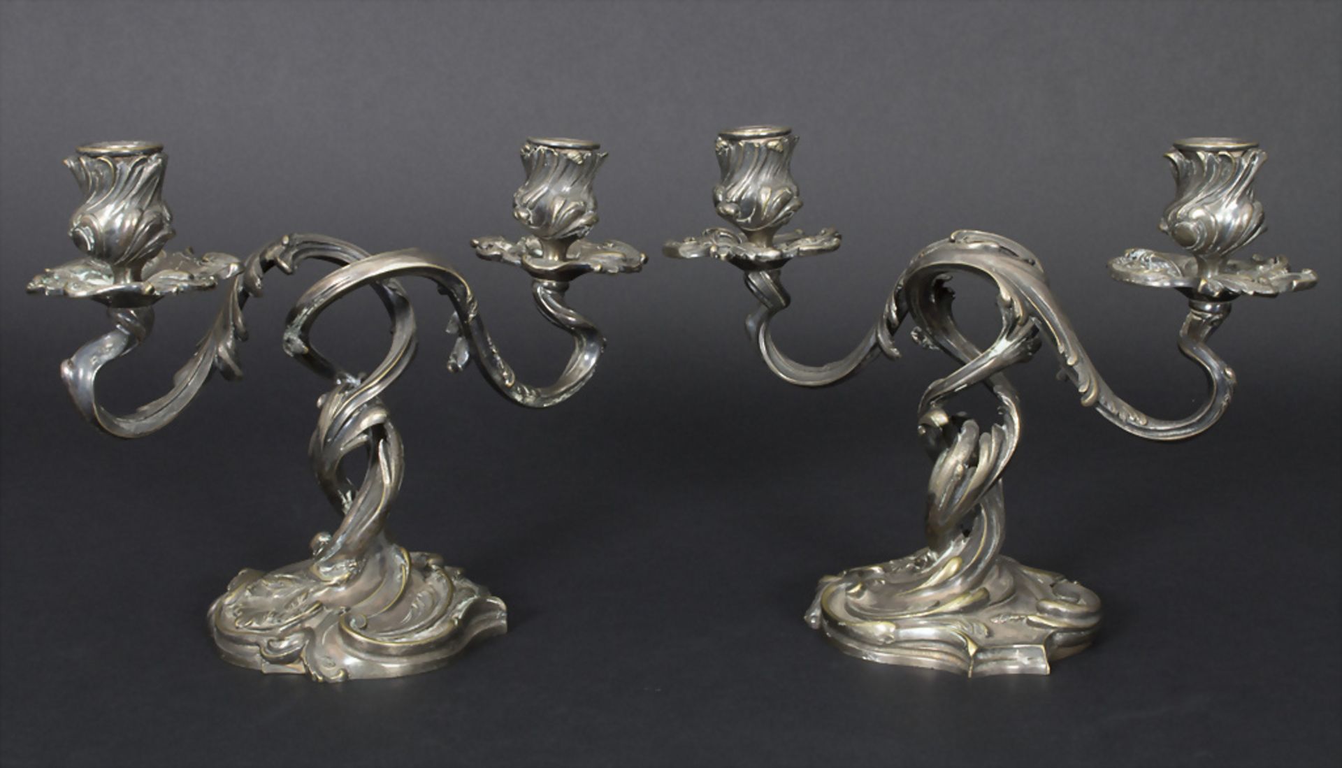 Paar 2-armige Bronzeleuchter, 2. Rokoko / A pair of bronze candleholders, Frankreich, um 1850