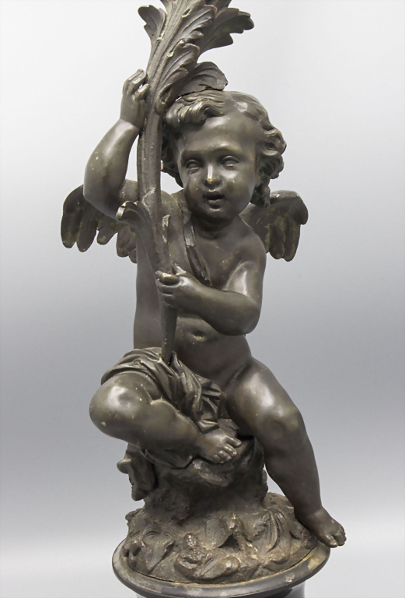 Großer figürlicher Kerzenleuchter / Girandole / A figural bronze candelabra, Frankreich, 19. Jh. - Bild 2 aus 4