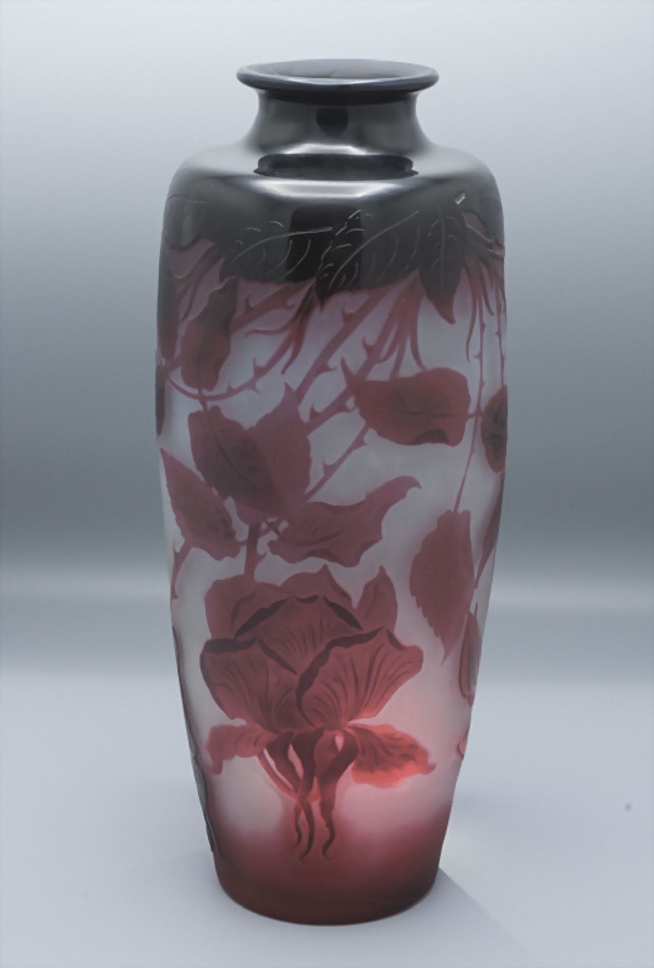 Jugendstil Vase mit Rosenzweigen / An Art Nouveau cameo glass vase with roses, Paul Nicolas, ...