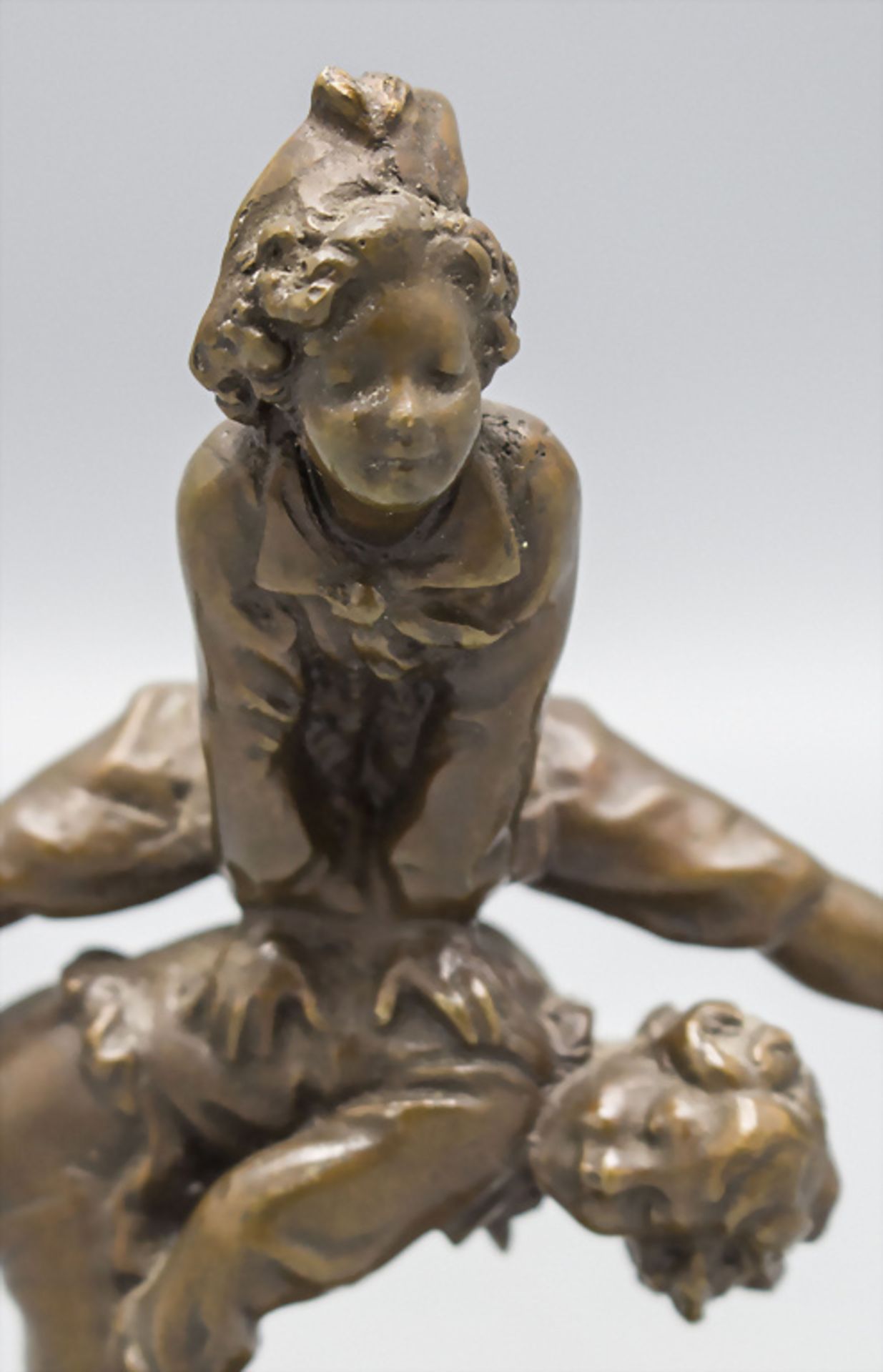 Bronzeplastik 'Spielende Jungen' / A bronze figure 'Two boys playing with each other', ... - Bild 3 aus 6