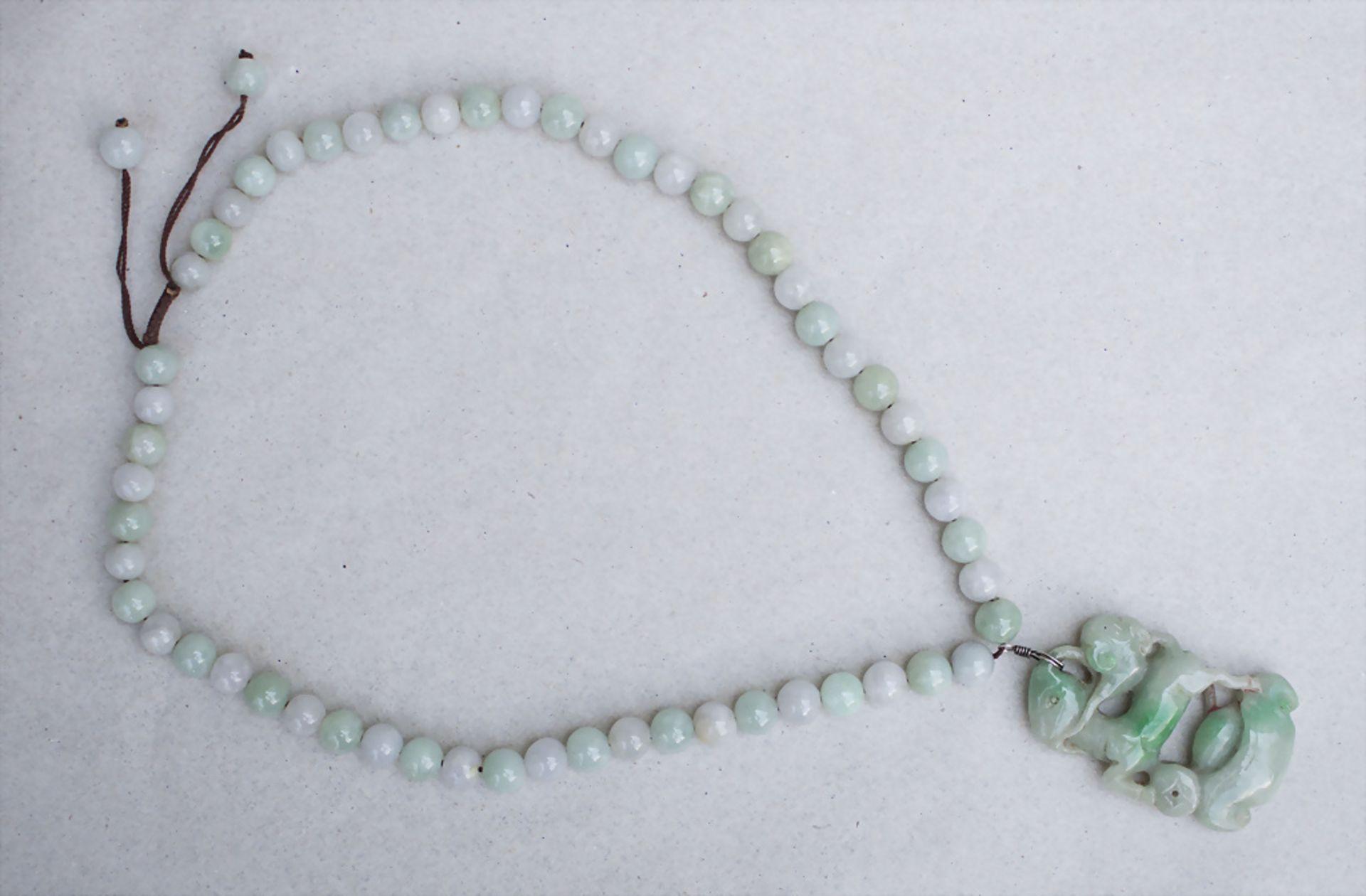Jadekette mit Glückssymbol / A jade necklace with a lucky symbol, China, Qing-Dynastie (1644-1911) - Bild 9 aus 10