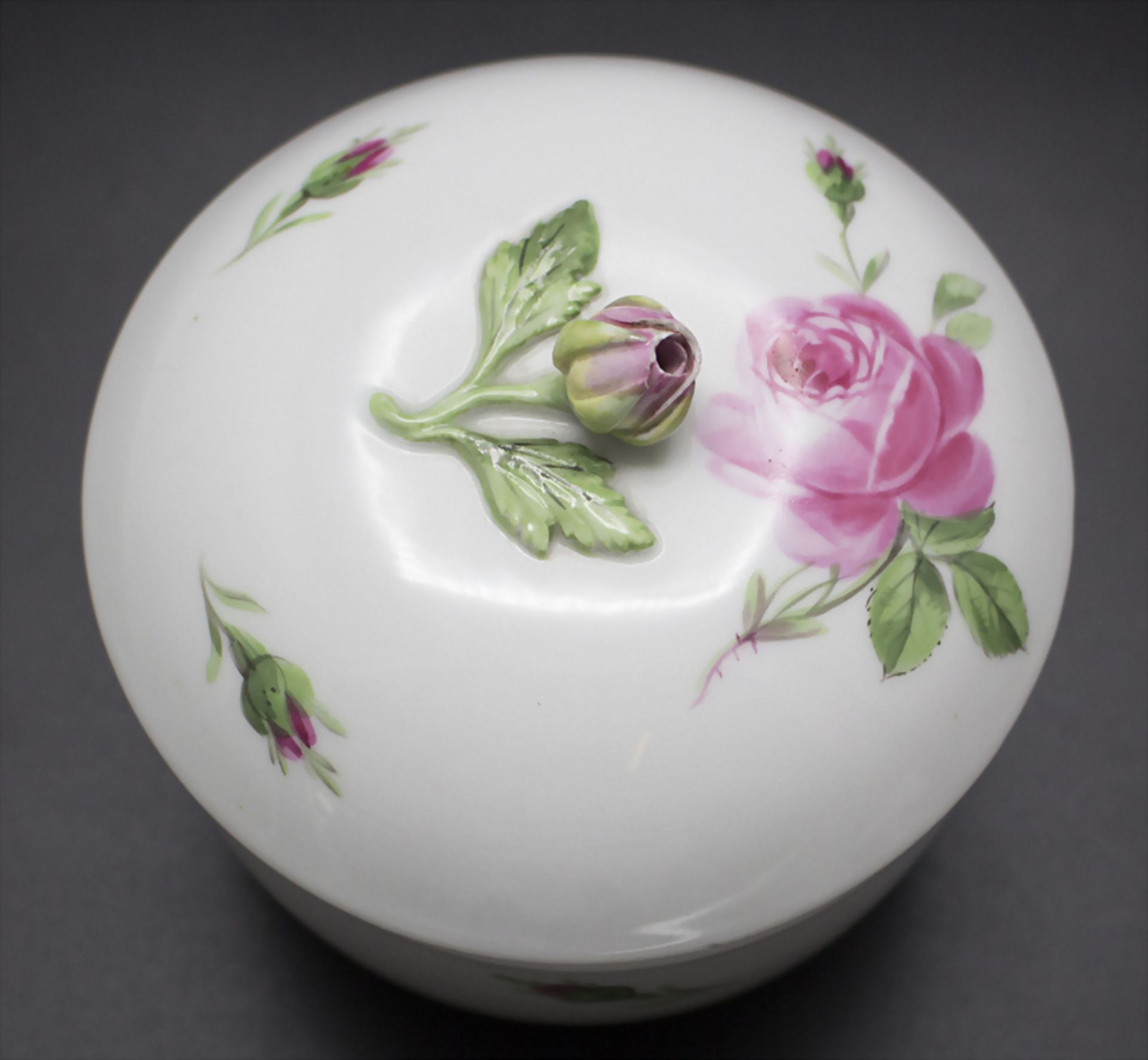 Zuckerdose 'Rote Rose' / A lidded sugar bowl with roses, Meissen, 2. Hälfte 19. Jh. - Bild 4 aus 5