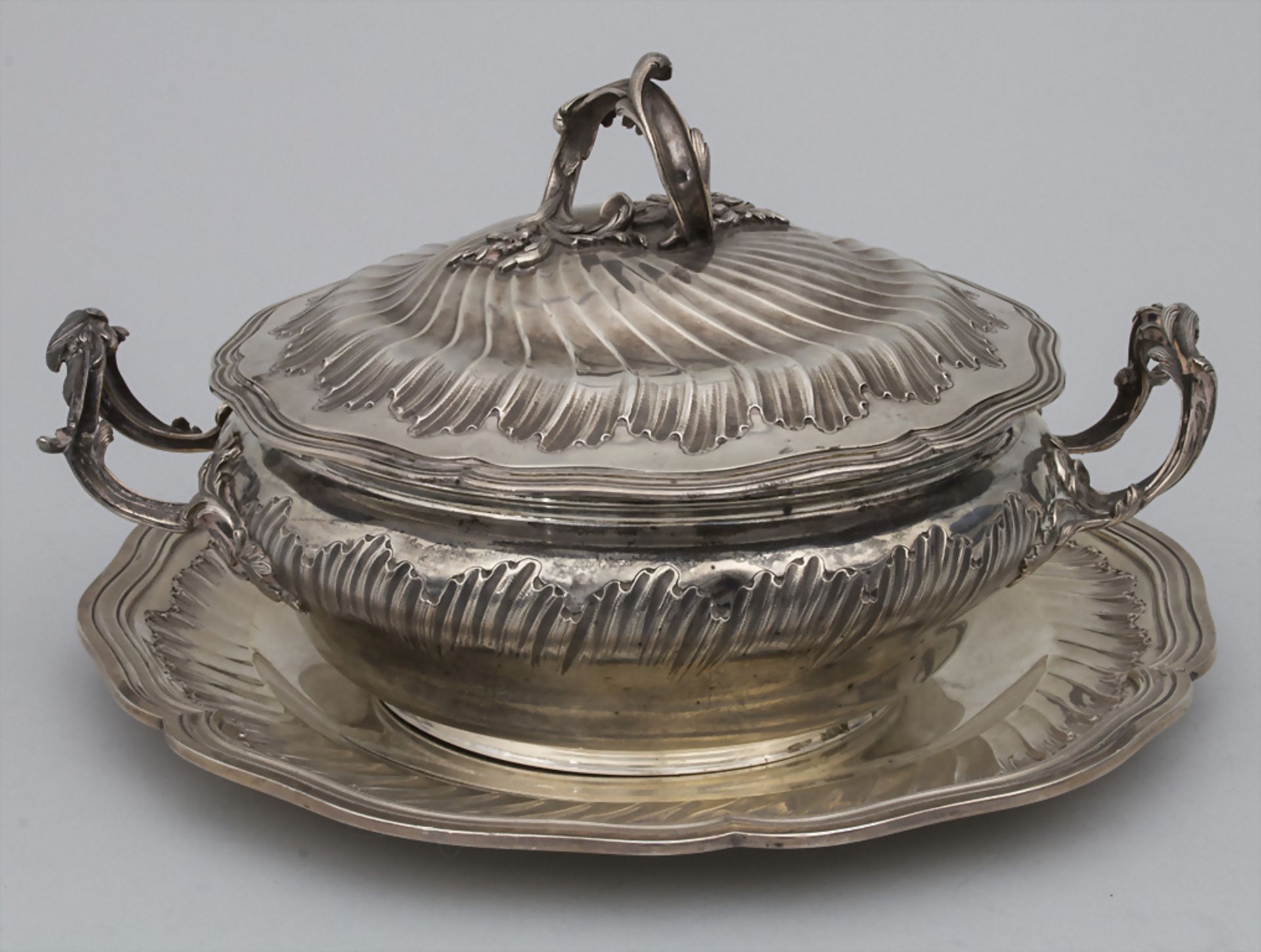 Legumier / Wöchnerinnenschüssel / A silver vegetable tureen with lining and cover, Paris, um 1900 - Bild 2 aus 13