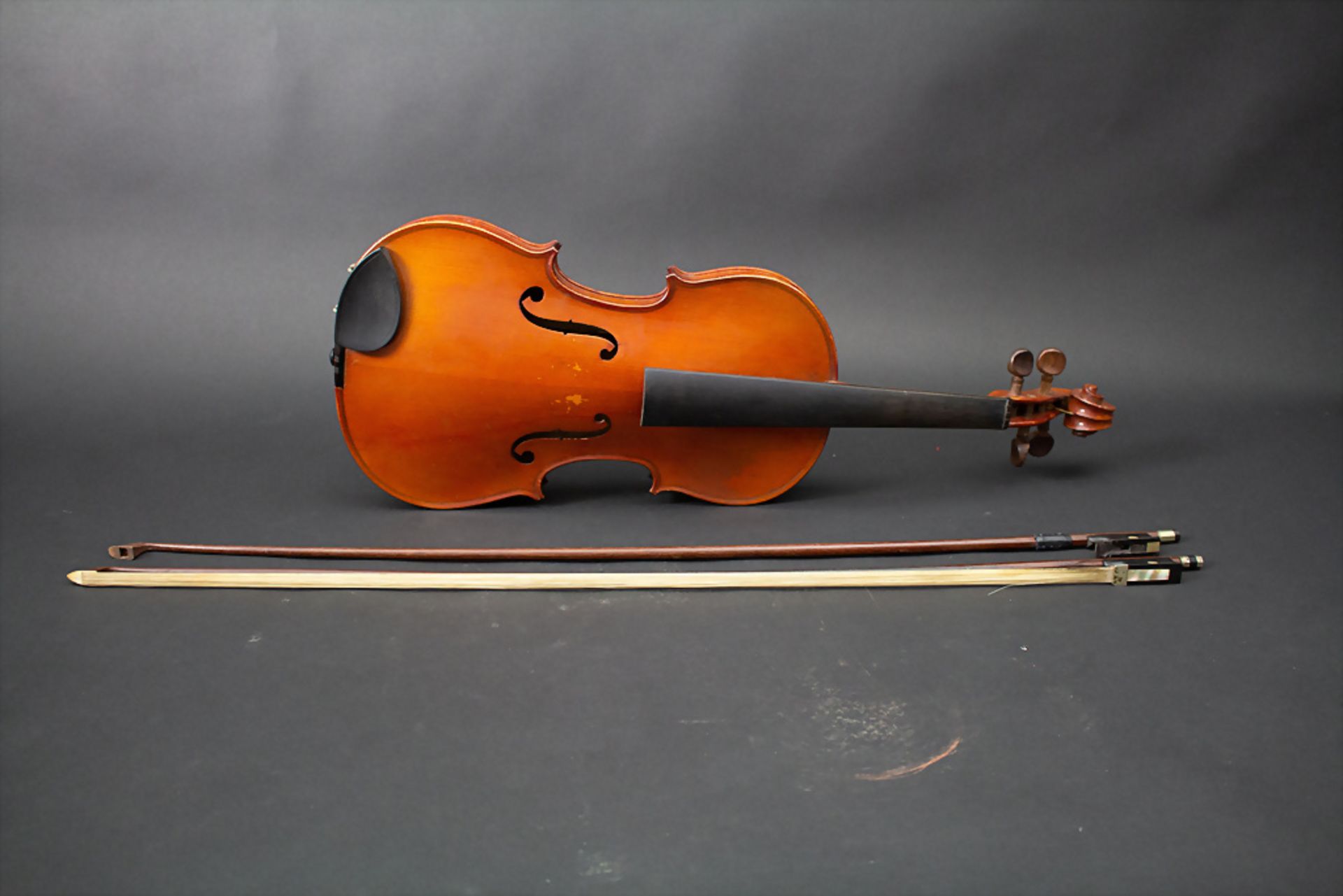 Violine mit 2 Bögen / A violin with 2 bows, Frankreich, Mitte 20. Jh.