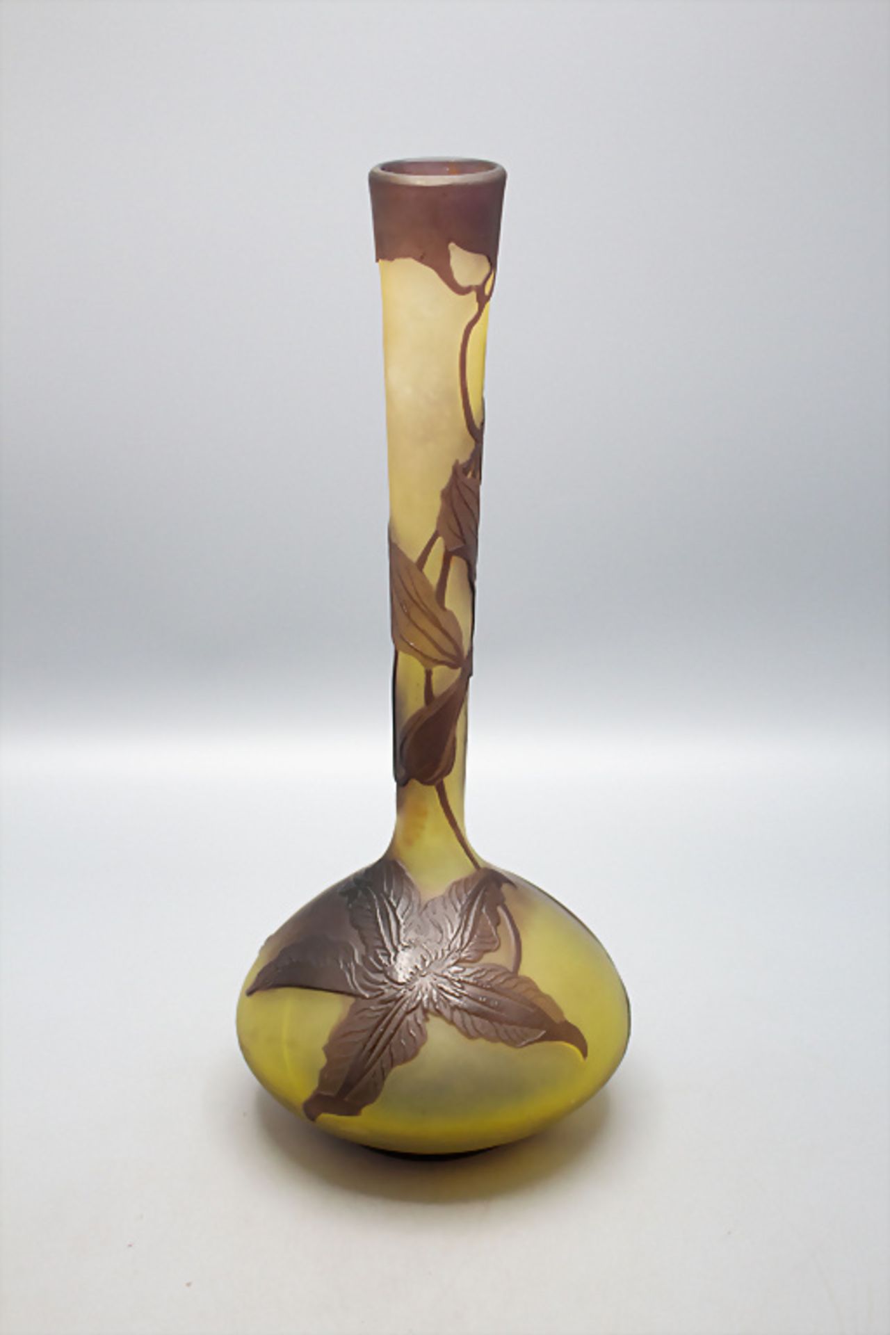 Jugendstil Vase mit Clematis / An Art Nouveau cameo glass vase with clematis, Emile Gallé, ...