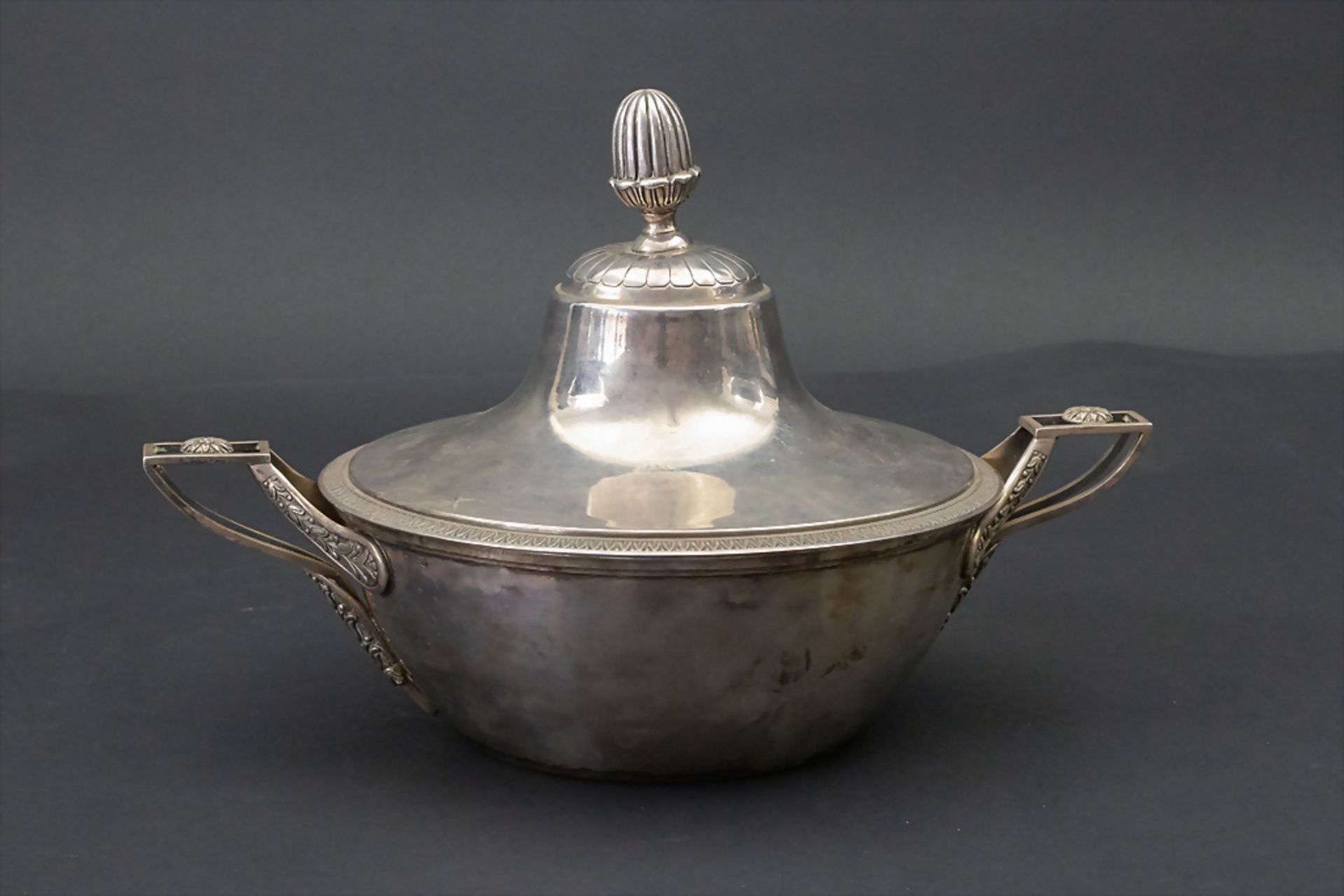 Legumier / Wöchnerinnenschüssel / Ecuelle / A silver tureen, Frankreich, 19. Jh.