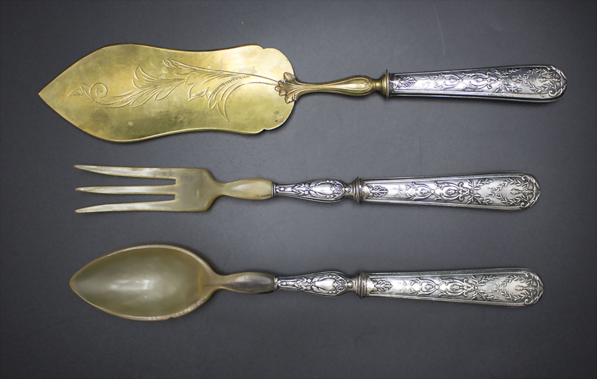 Salatbesteck und Gebäckheber / Silver salad servers and a cake server, Paris, um 1880