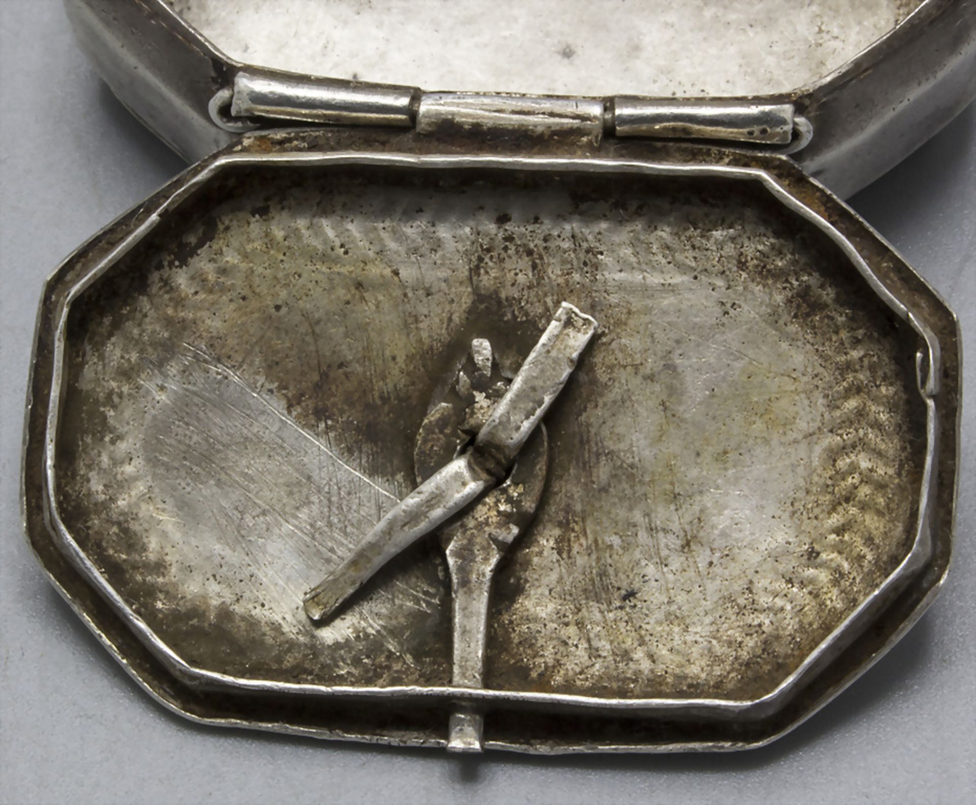 Tabatiere / Schnupftabakdose / A silver snuffbox with a locking mechanism, wohl 18. Jh. - Image 4 of 4