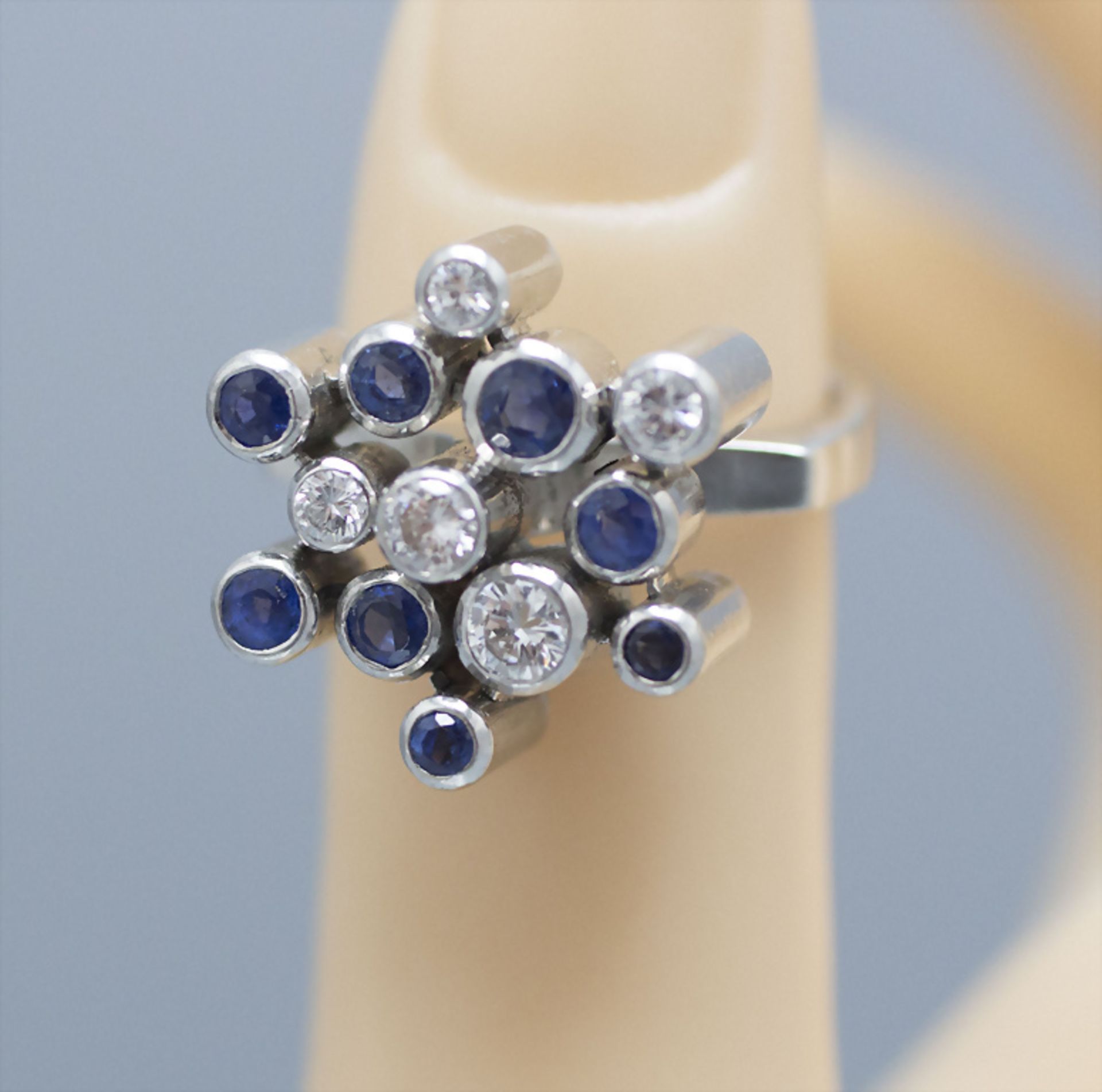 Damenring mit Saphiren und Brillanten / A ladies 18 ct white gold ring with sapphires and diamonds - Bild 2 aus 4