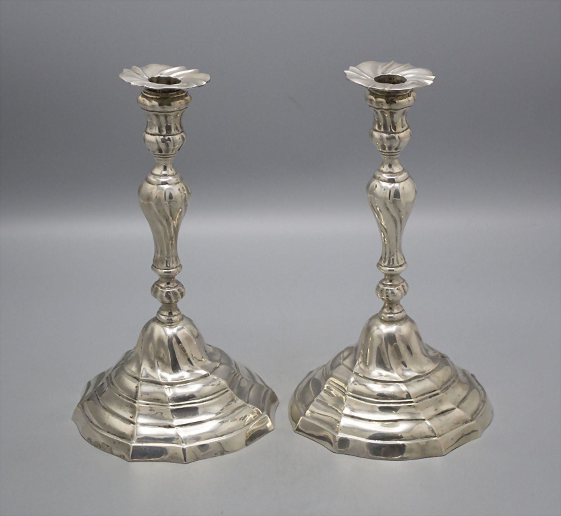Paar Rokoko Kerzenleuchter / A pair of silver Rococo candlesticks, Belgien, um 1770