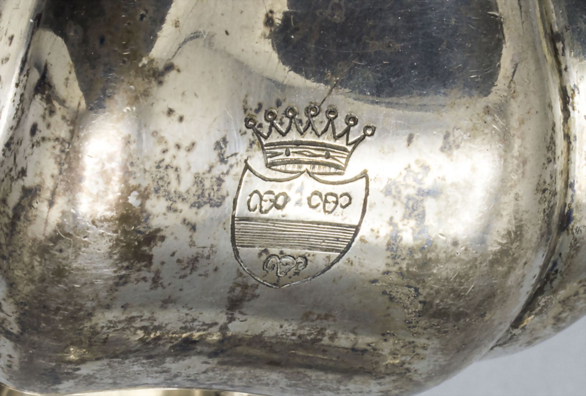 Biedermeier Kaffeekanne mit Adelswappen / A silver coffee pot with coat of arms, Humber & ... - Image 4 of 5