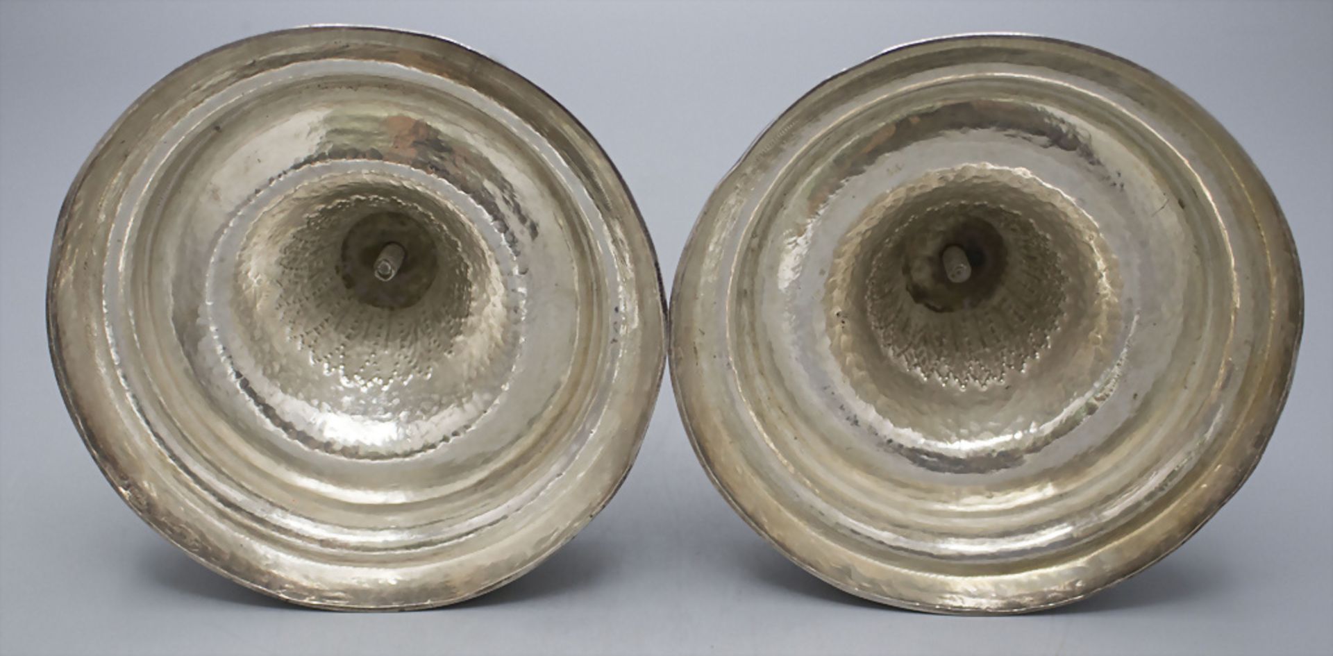 Paar Louis Seize Kerzenleuchter / A pair of Louis-Seize silver candlesticks, Spanien, um 1780 - Bild 3 aus 5
