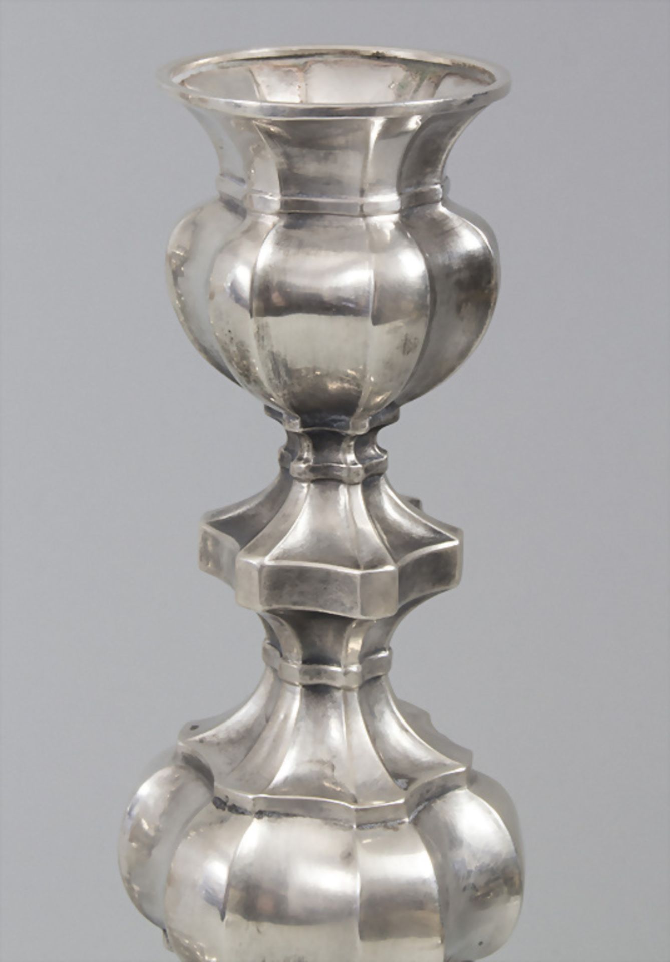 Paar Kerzenleuchter / A pair of silver candleholders / Une paire de bougeoirs en argent massif ... - Image 4 of 7