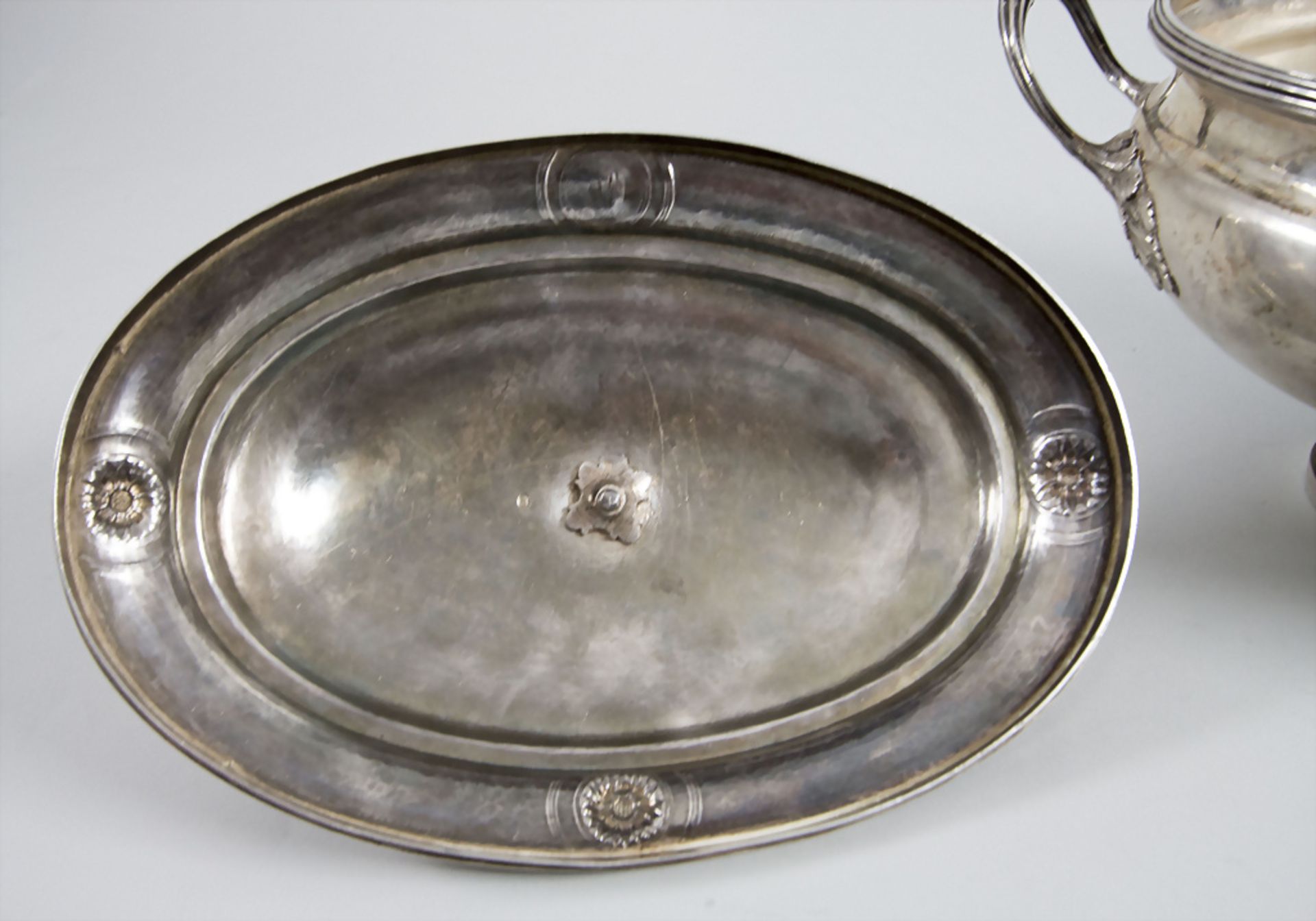 Louis Seize Deckelterrine / A covered silver tureen / Un légumier en argent, Paris, 1784 - Bild 7 aus 10