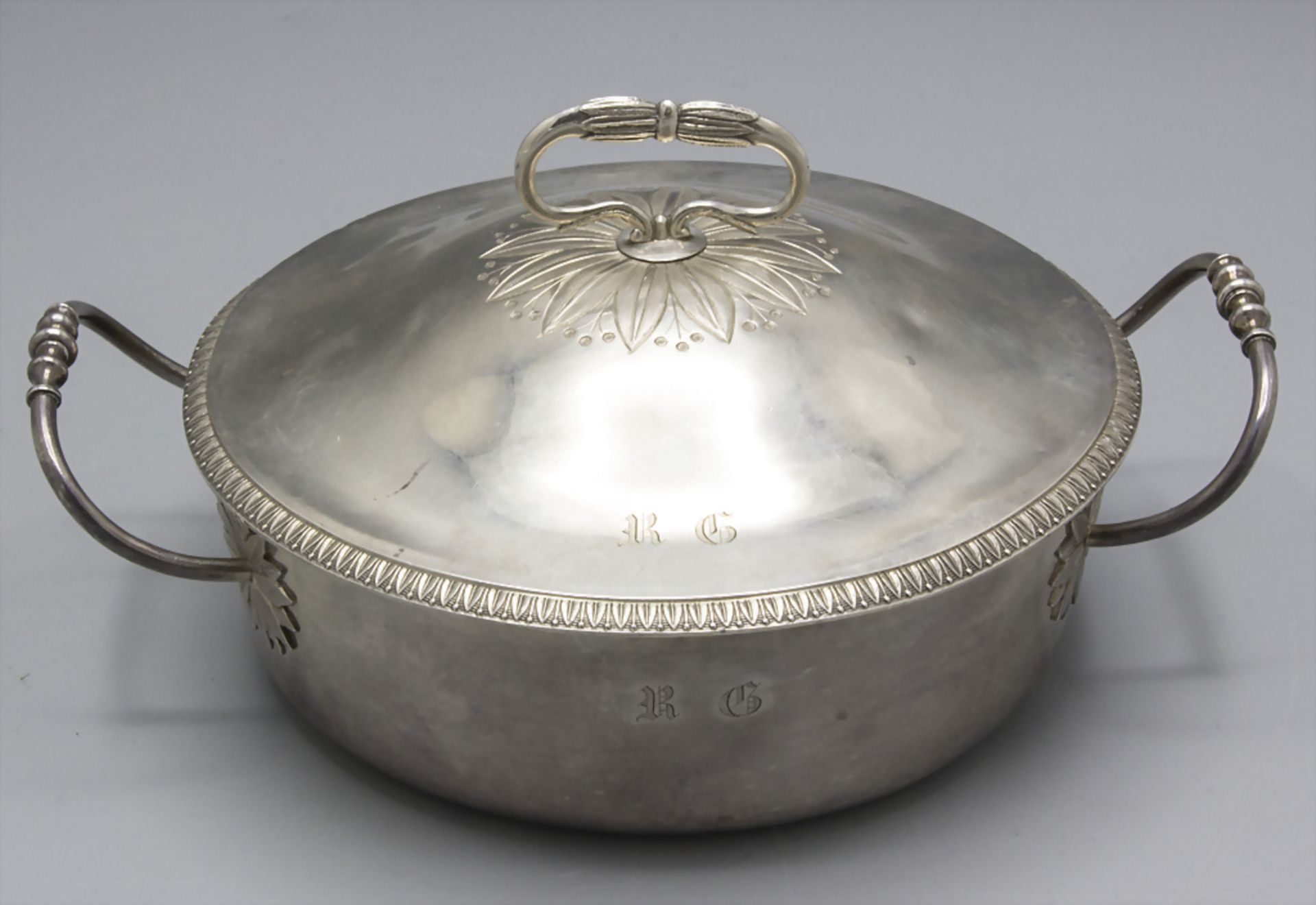 Legumier / Wöchnerinnenschüssel / A silver vegetable tureen with cover, Gap (Hautes Alp), 1803-1809