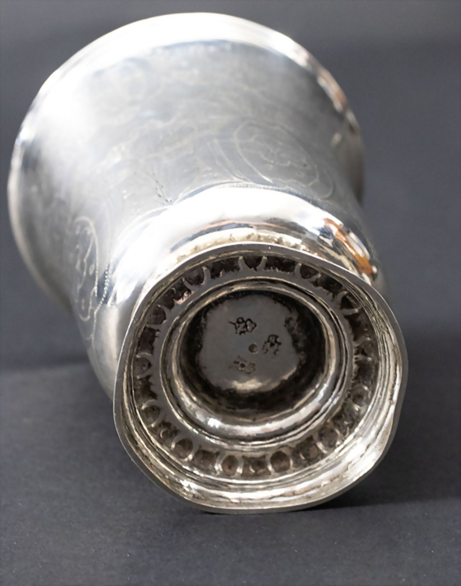 Glockenbecher / A bell shaped silver beaker, Jean Francois Bechard, Orleans, 1775-1781 - Image 3 of 5