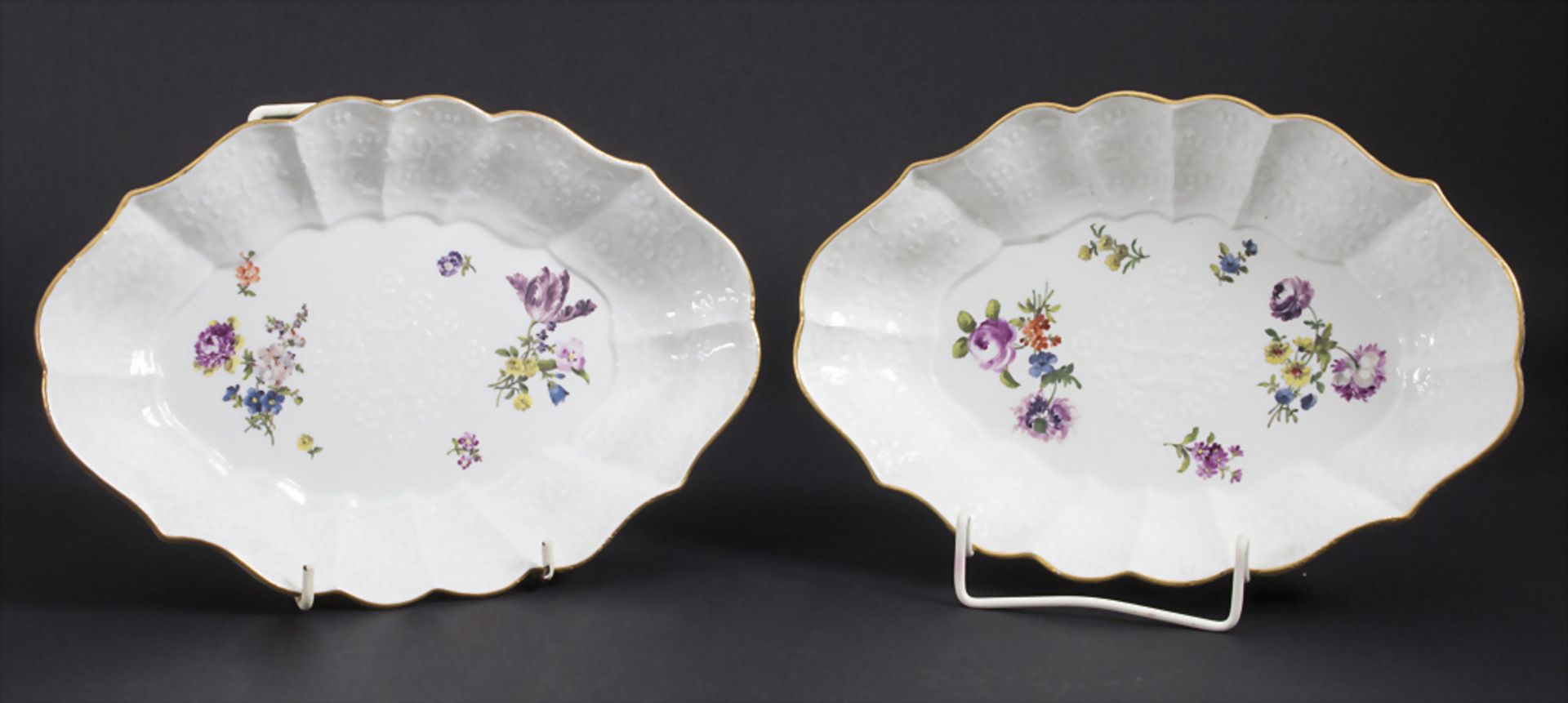 Paar Schalen mit erhabenen Blumen / A pair of bowls with raised flowers, Meissen, um 1745
