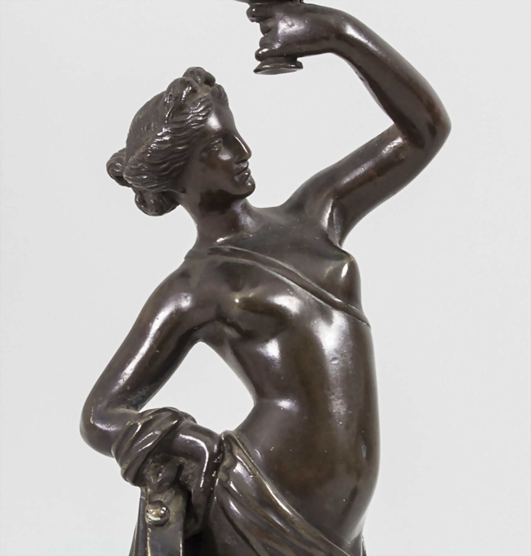 Paar figürliche Bronzeleuchter 'Musen' / A pair of bronze candleholder 'muses', Frankreich, 19. Jh. - Image 5 of 6
