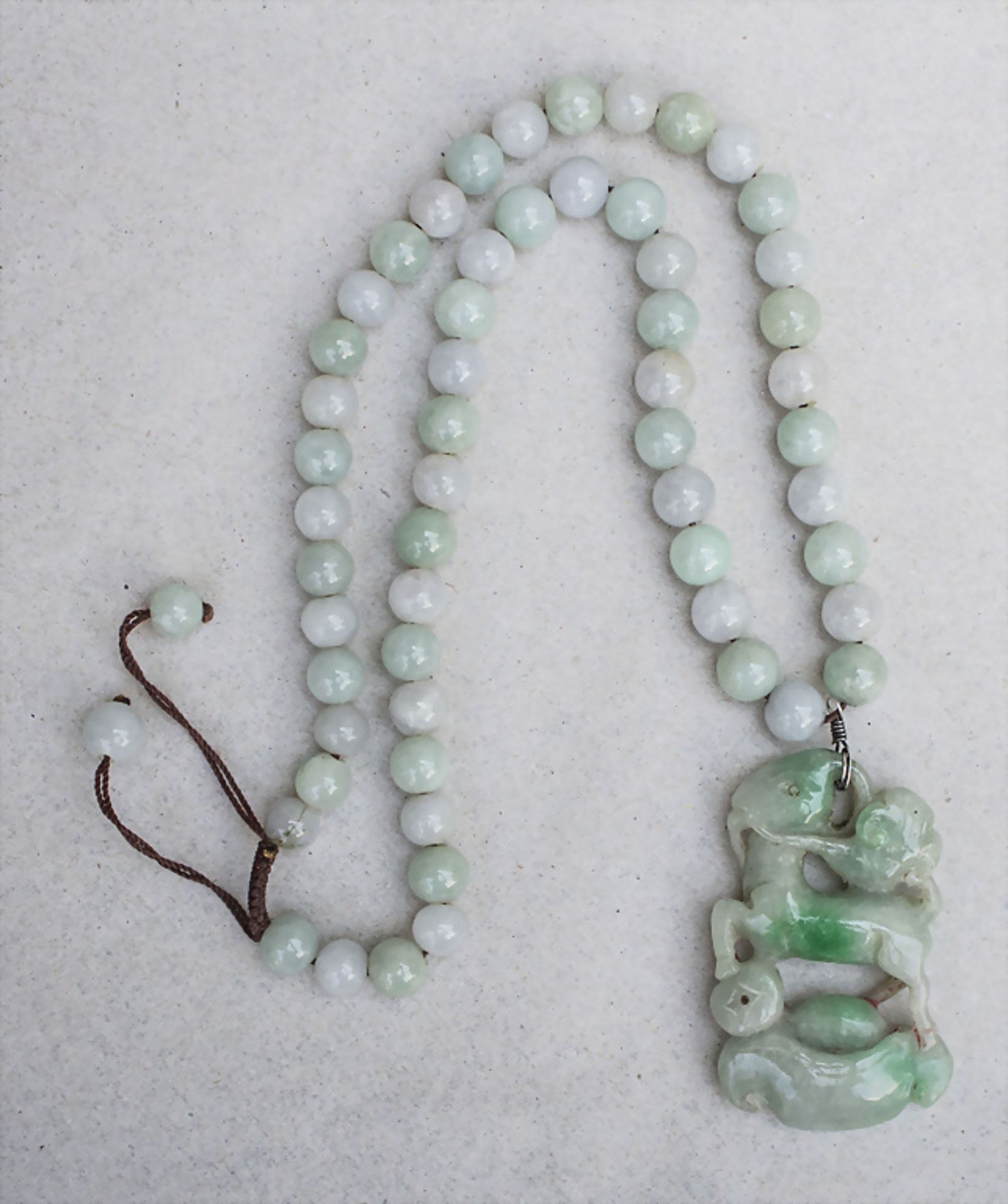 Jadekette mit Glückssymbol / A jade necklace with a lucky symbol, China, Qing-Dynastie (1644-1911) - Bild 8 aus 10