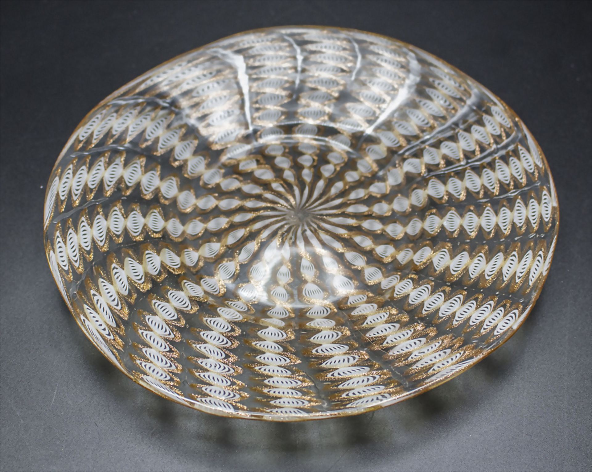 Zanfirico-Glas Teller / A Zanfirico and aventurine white glass plate, Salviati, Murano, um 1950 - Image 3 of 4