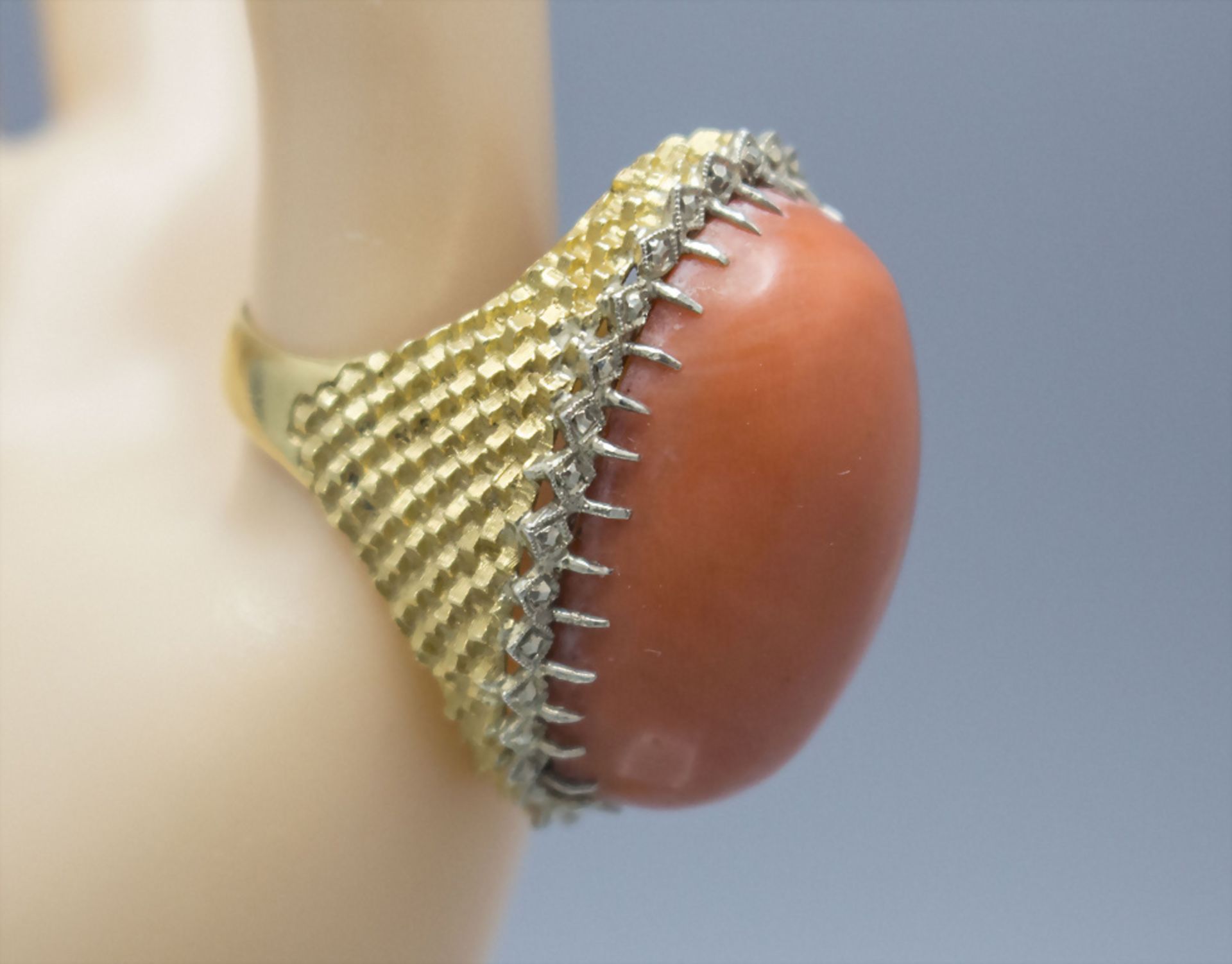 Damenring mit Korall-Cabochon / An 18 ct ladies gold ring with a coral cabochon - Bild 2 aus 3