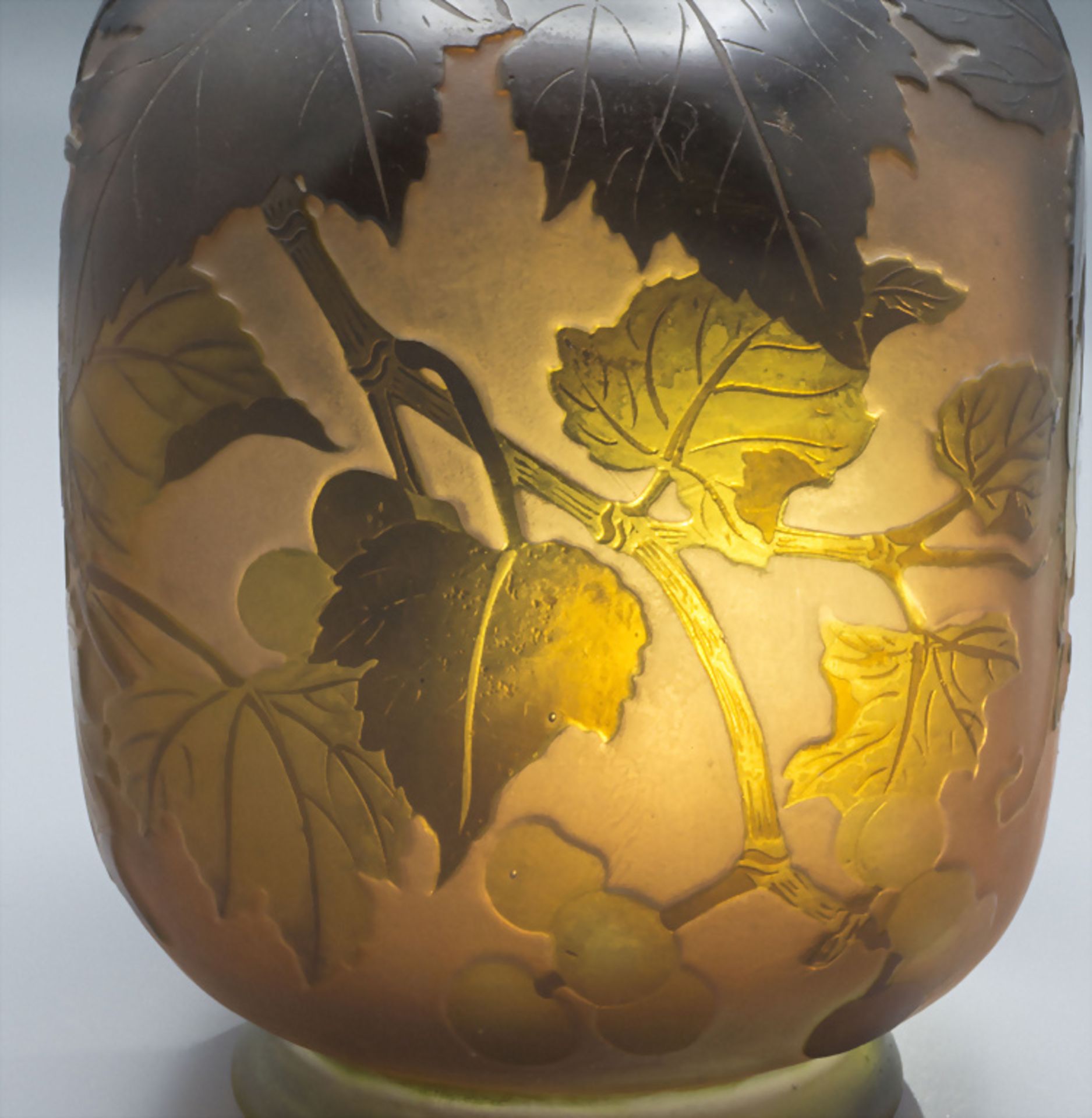 Jugendstil Vierkantvase mit Weinranken / An Art Nouveau square cameo glass vase with vine ... - Bild 7 aus 7