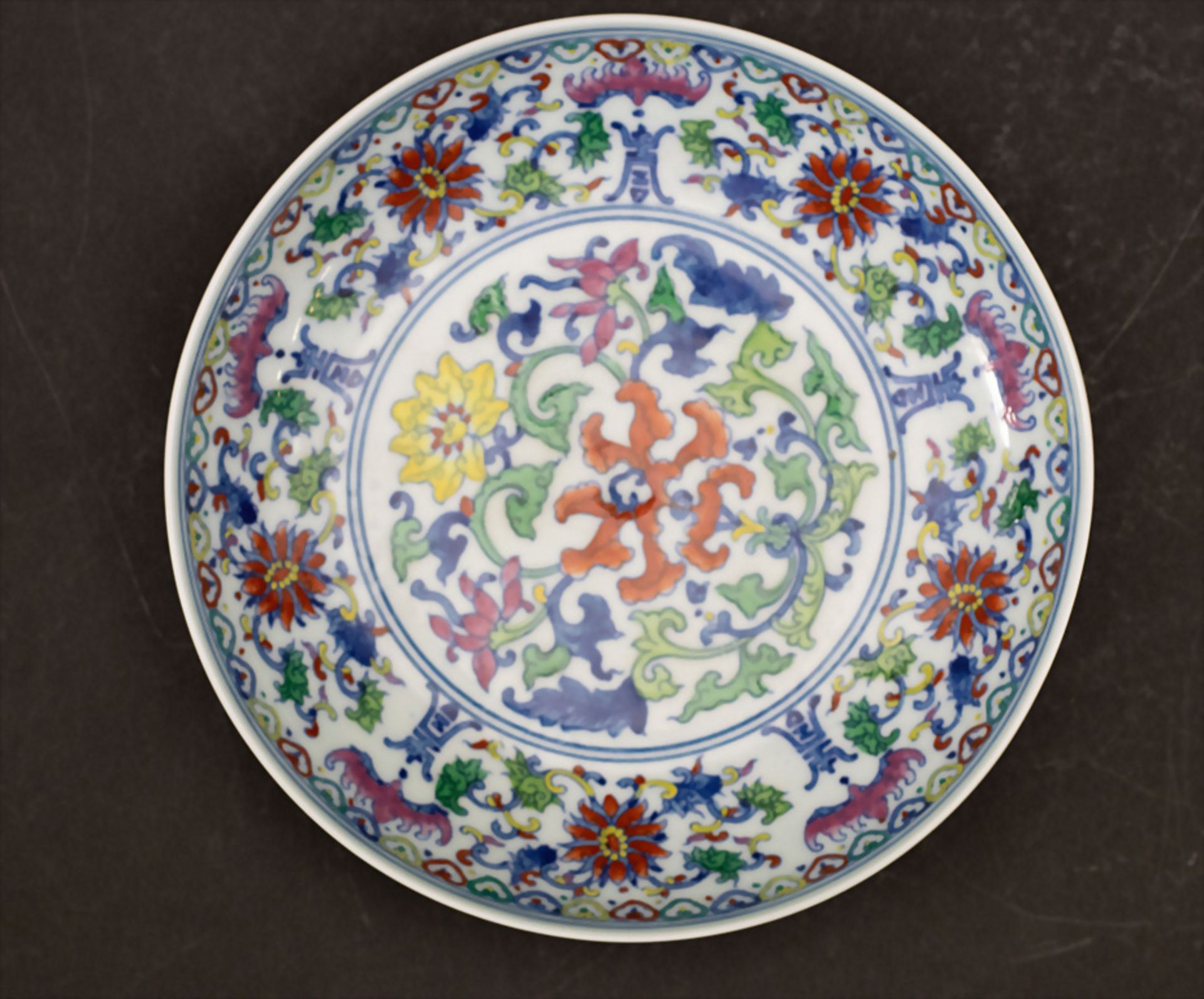 Teller mit Blumendekor / A porcelain plate with flowers, China, 19. Jh.