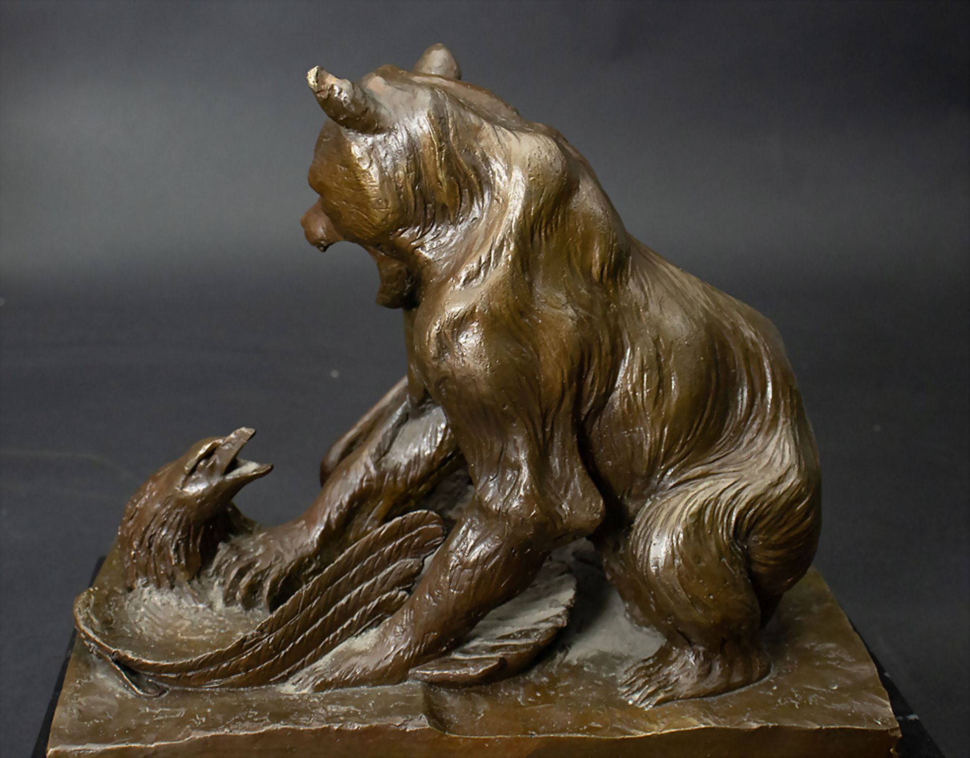 Bronze Skulptur 'Adler gegen Bären' / A bronze sculpture 'eagle vs. bear' - Image 4 of 8