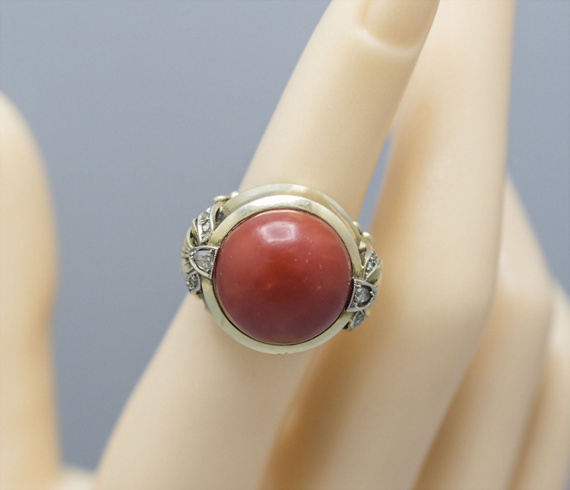 Damenring mit Korall-Cabochon / A 14 ct ladies gold ring with coral cabochon