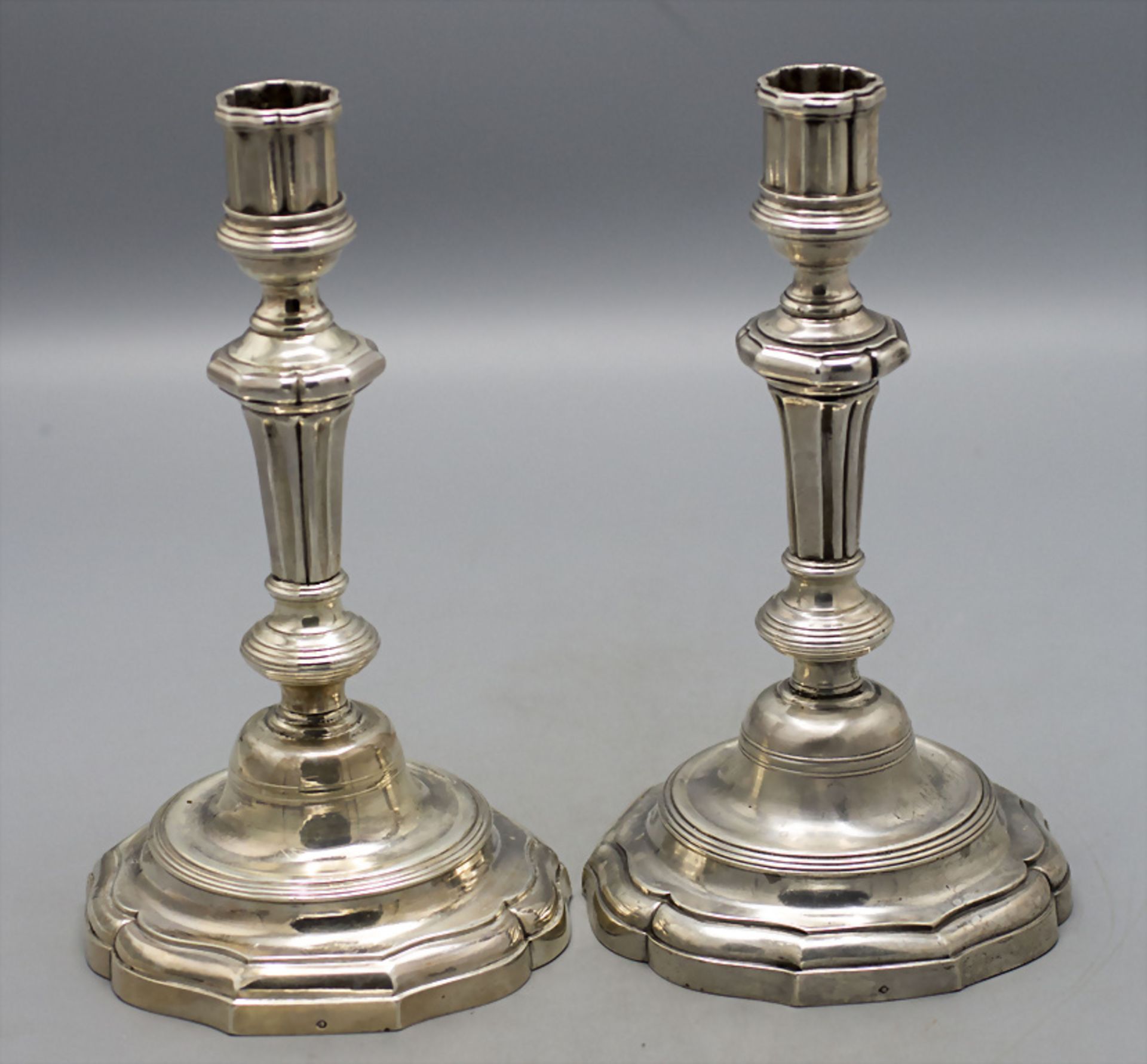 Paar Barock Kerzenleuchter / A pair of Baroque silver candlesticks, Straßburg / Strasbourg, um 1725