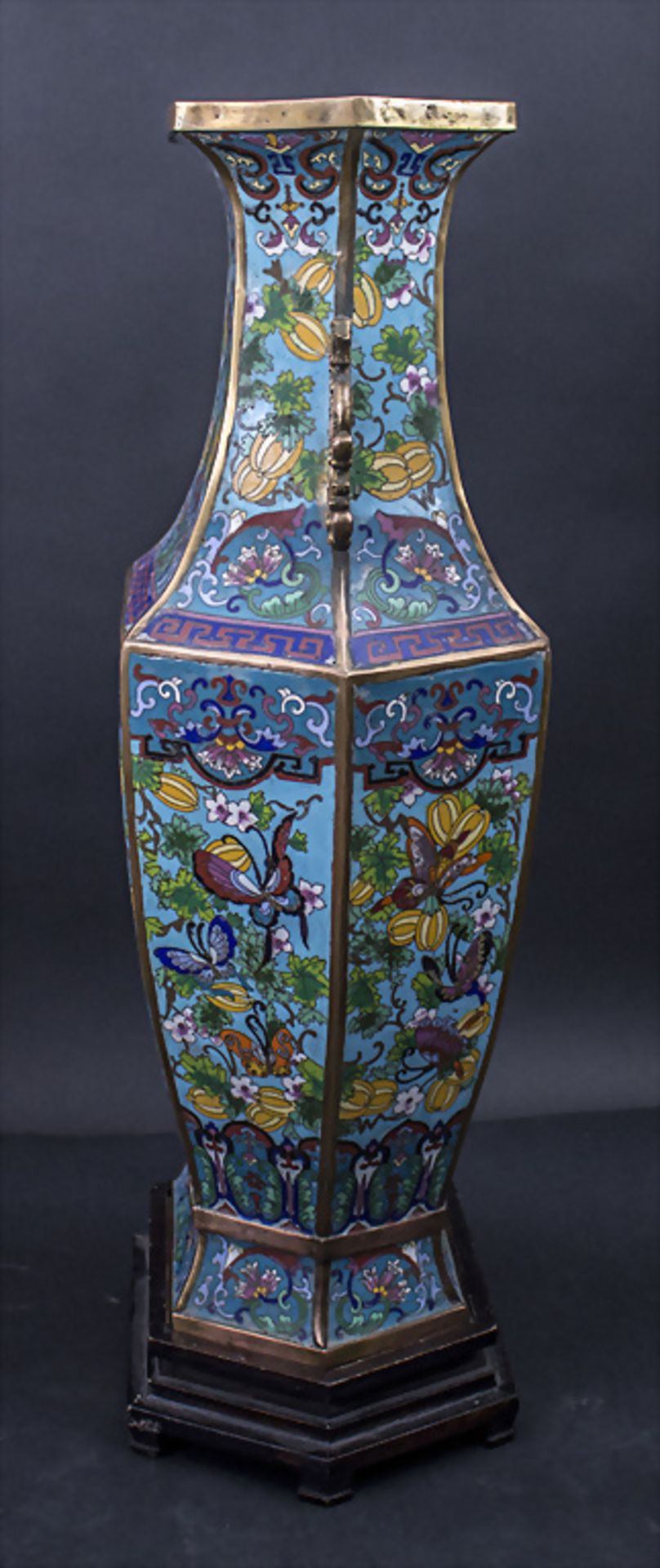 Cloisonné-Vase mit Schmetterlingsdekor / A cloisonné vase with butterfly decor, China, Qing ... - Bild 2 aus 7