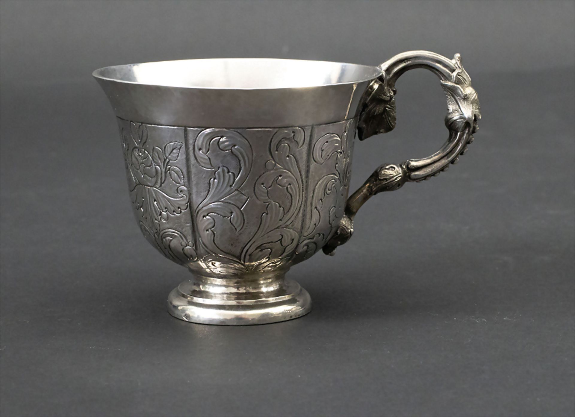 Kakaotasse auf Unterschale/Presentoir / A silver chocolate cup with saucer, Vatikanstadt ... - Bild 2 aus 10