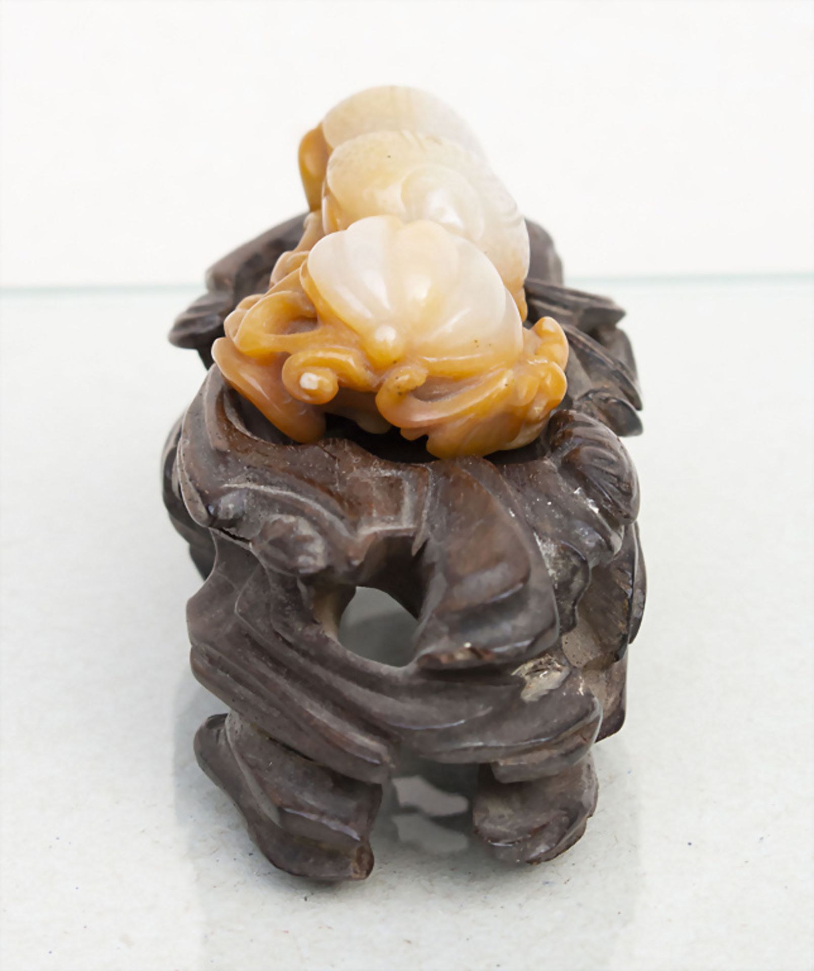 Specksteinfigur auf Podest / A soapstone figure on a pedestral, China, Republik-Zeit - Image 2 of 5
