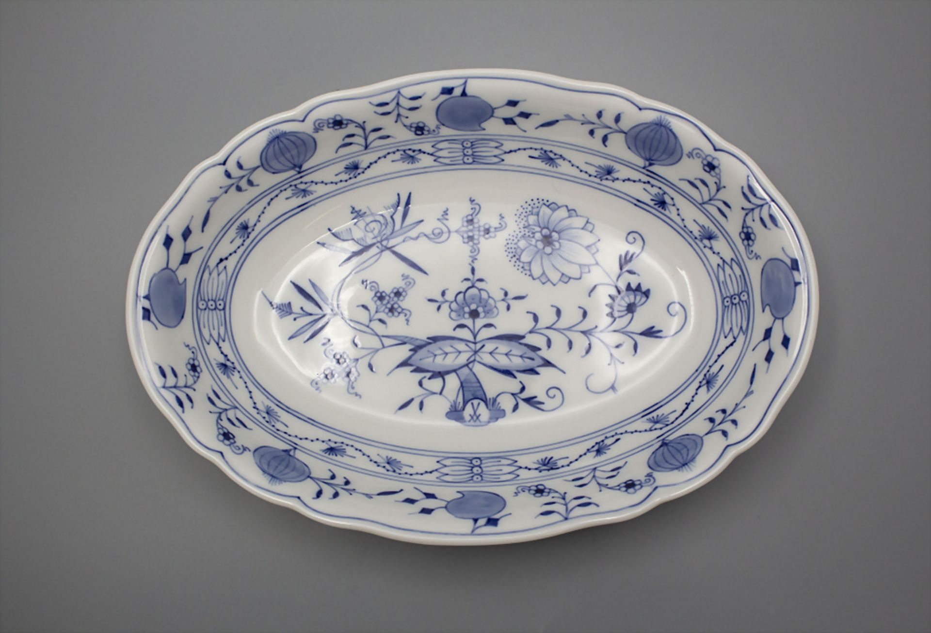 Ovale Schale 'Zwiebelmuster' / An oval bowl with onion pattern, Meissen, 2. Hälfte 20. Jh.