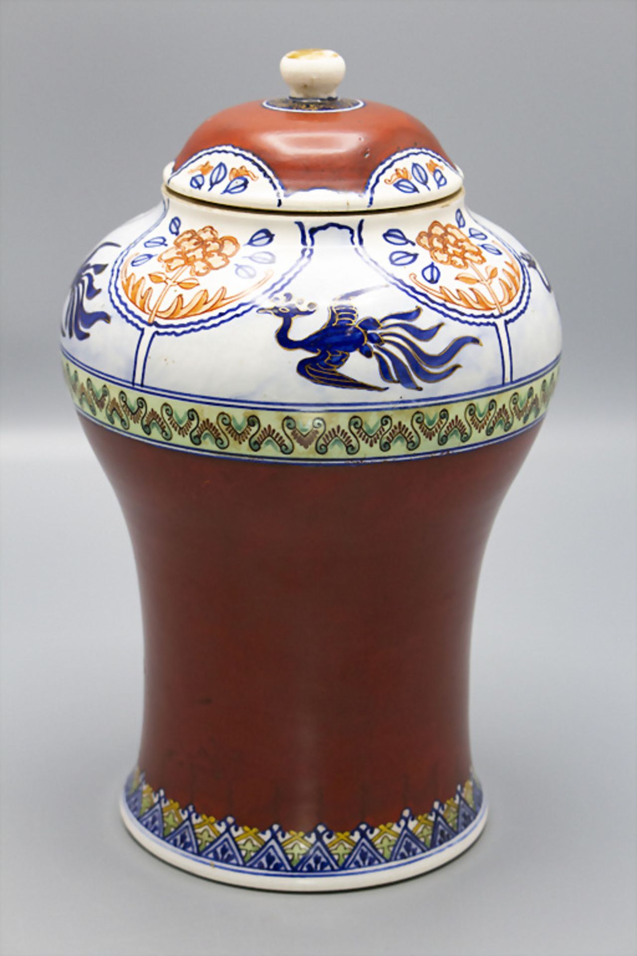 Deckelgefäß mit Pfauen / A lidded jar with peacocks, wohl Japan, Meiji-Periode, um 1900