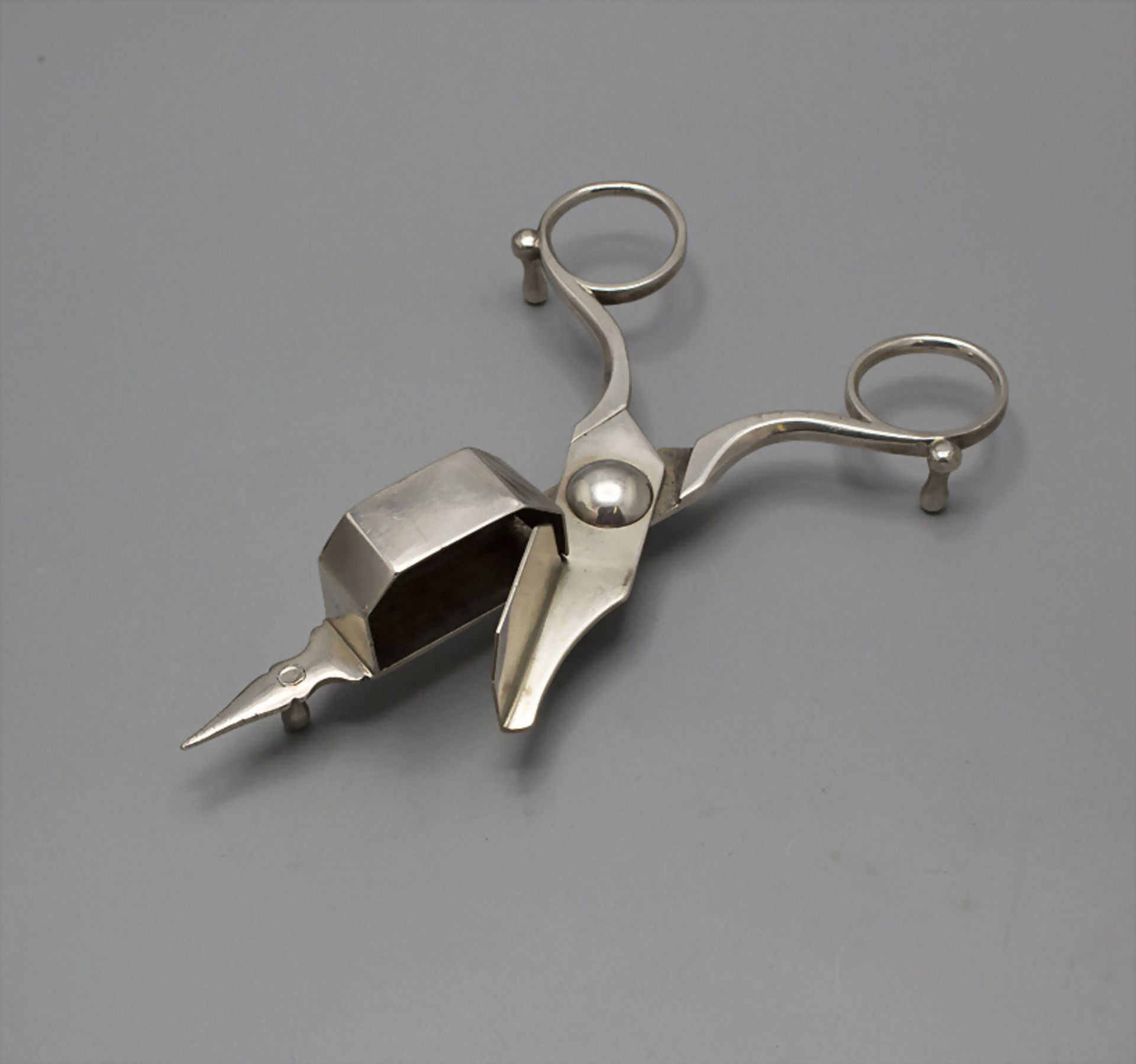 Dochtschere / A silver wick scissors / Giergl d.Ä, Aloysius, Budapest, 1833 - Image 2 of 4