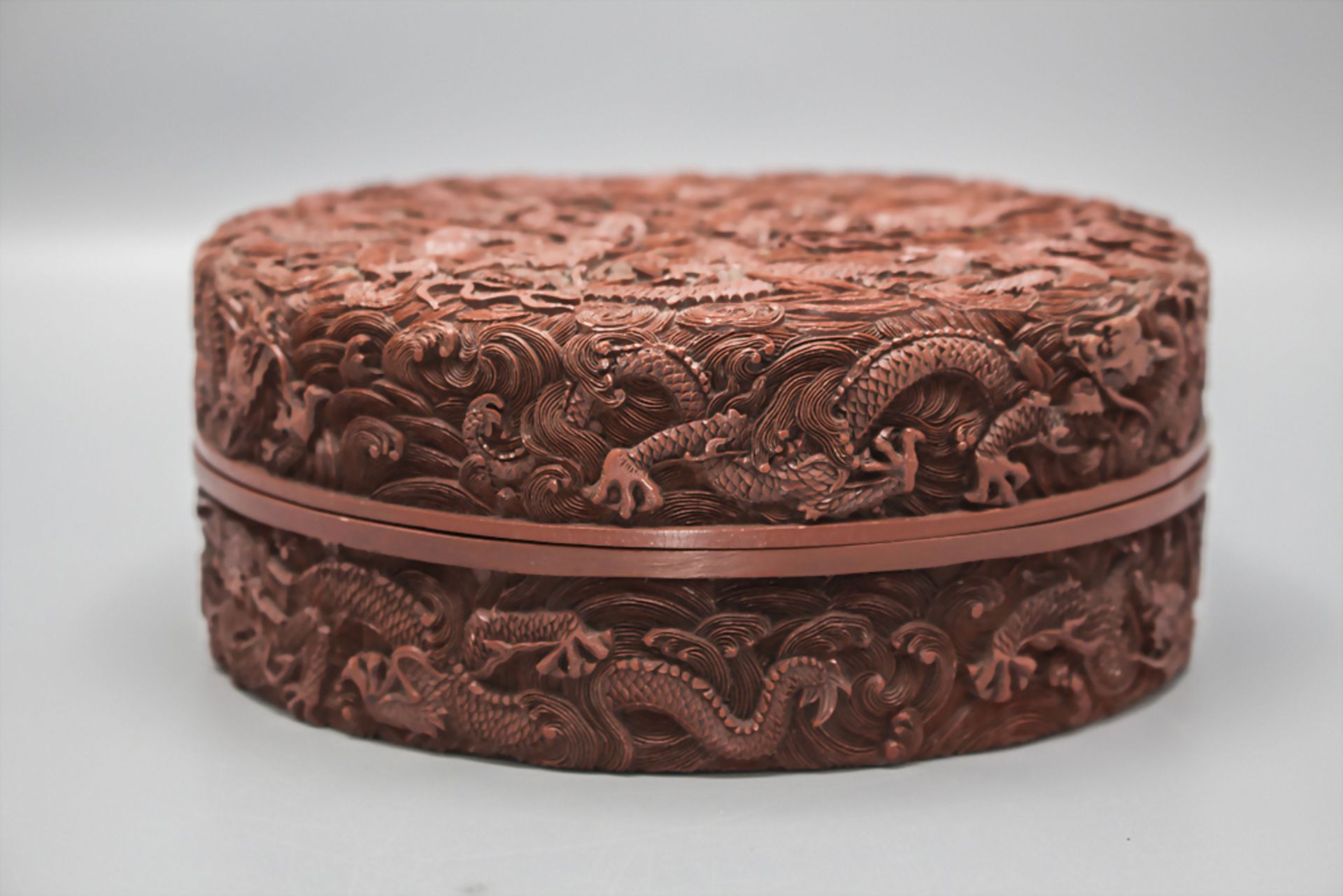Deckeldose mit Drachenreliefdekor / A lidded box with dragon relief decoration, China - Image 3 of 8