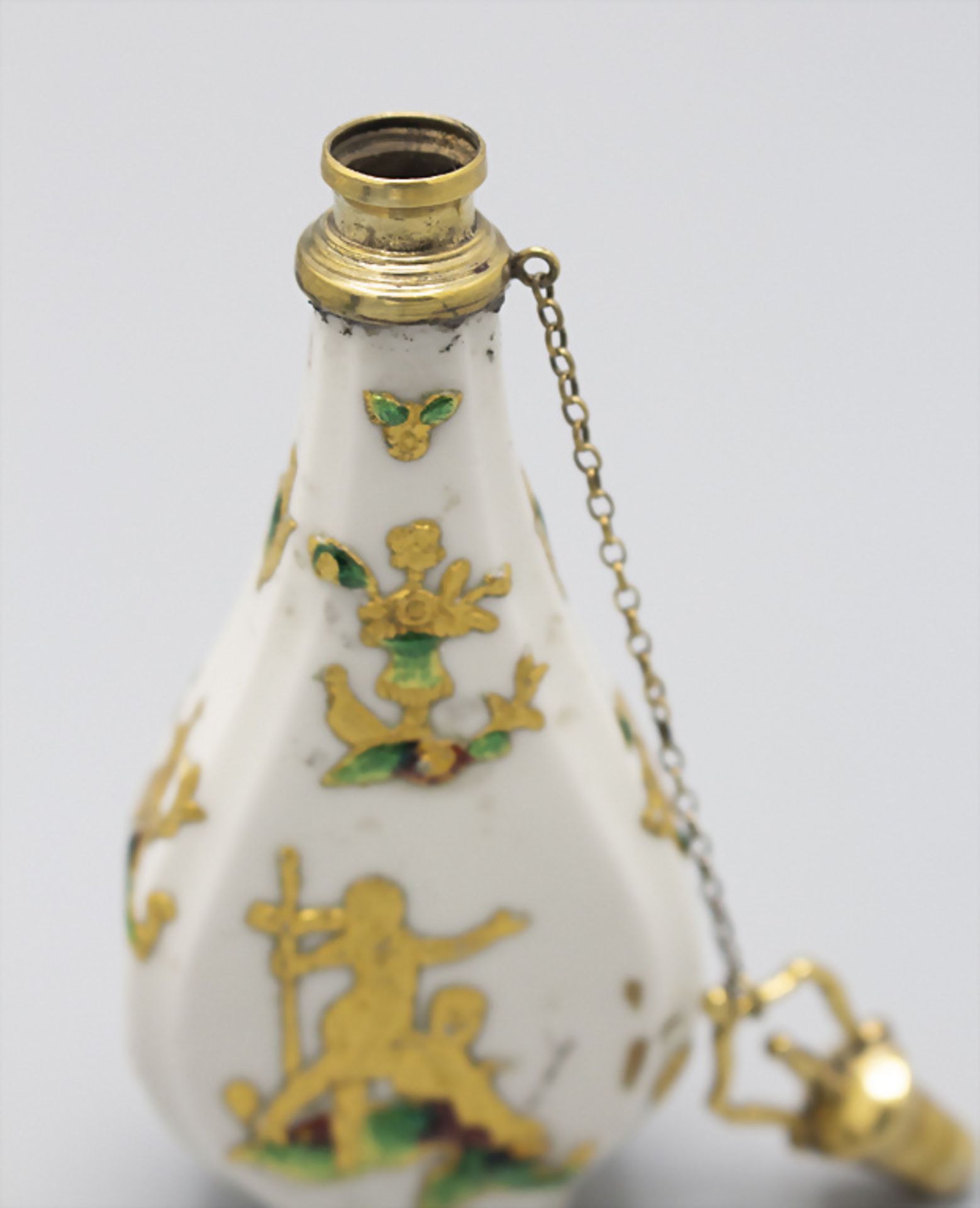 Seltener Porzellanflakon mit Goldchinoiserien / A rare porcelain perfume bottle with gilded ... - Bild 6 aus 8