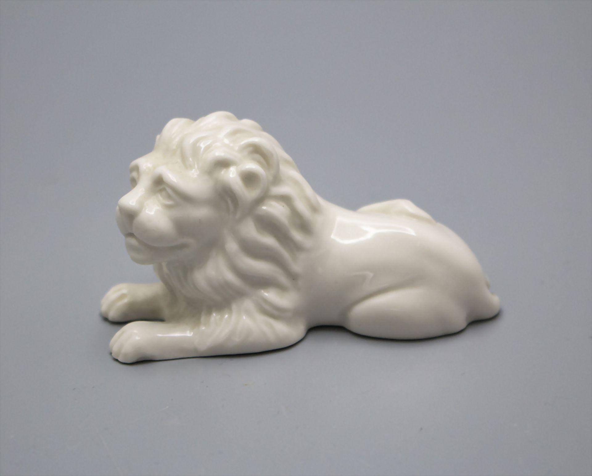 Kleine Tierplastik 'Liegender Löwe' / A small animal sculpture of a lion, Nymphenburg, 2. ...