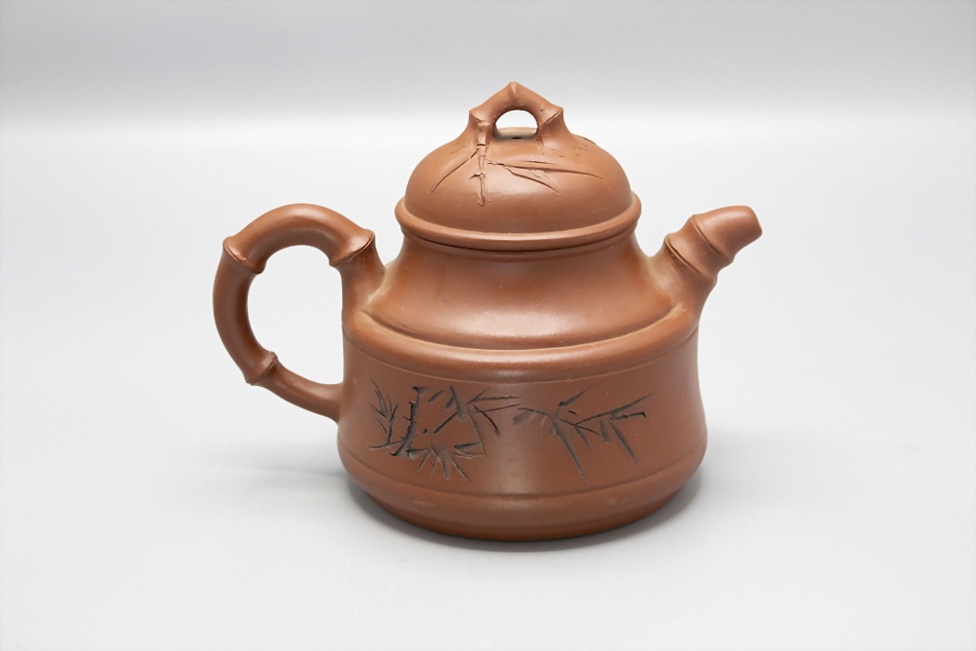 Bambus Teekanne mit Inschrift / A bamboo teapot with inscription, China, um 20. Jh. - Bild 3 aus 8
