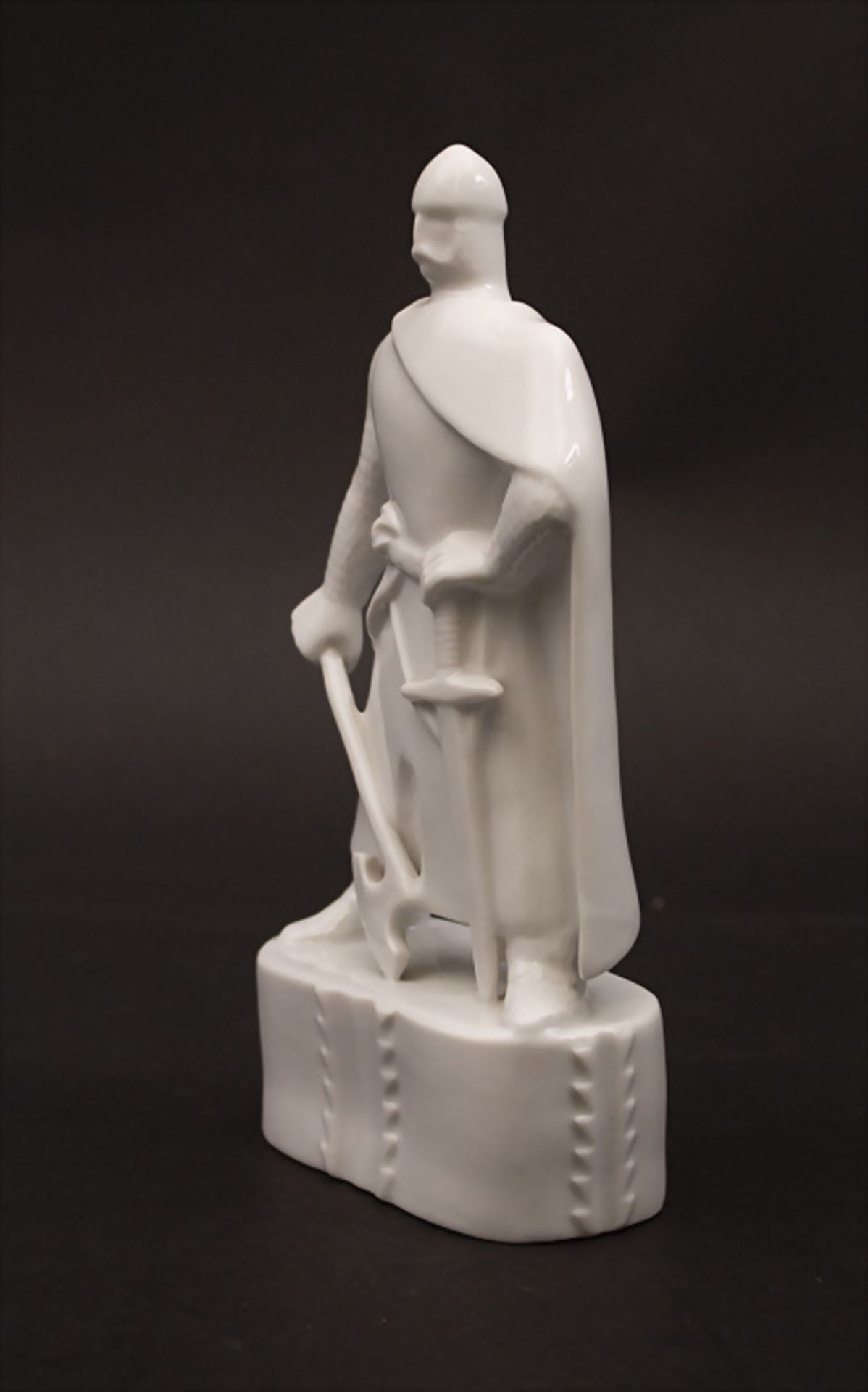 Figur eines Ritters des 13. Jh. mit Axt und Schwert / A porcelain sculpture of a knight of the ... - Image 4 of 7